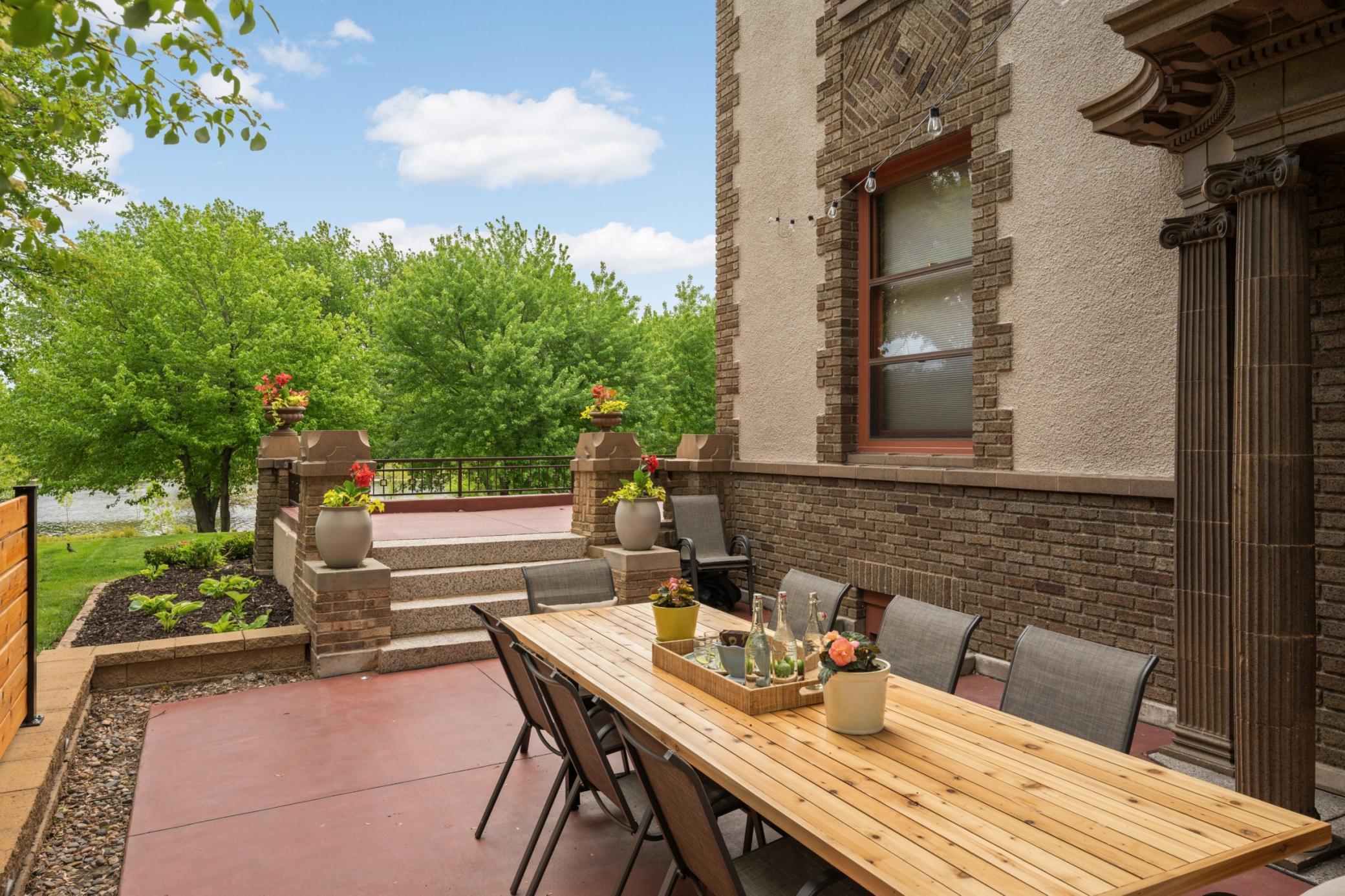2224 W Lake Of The Isles Parkway