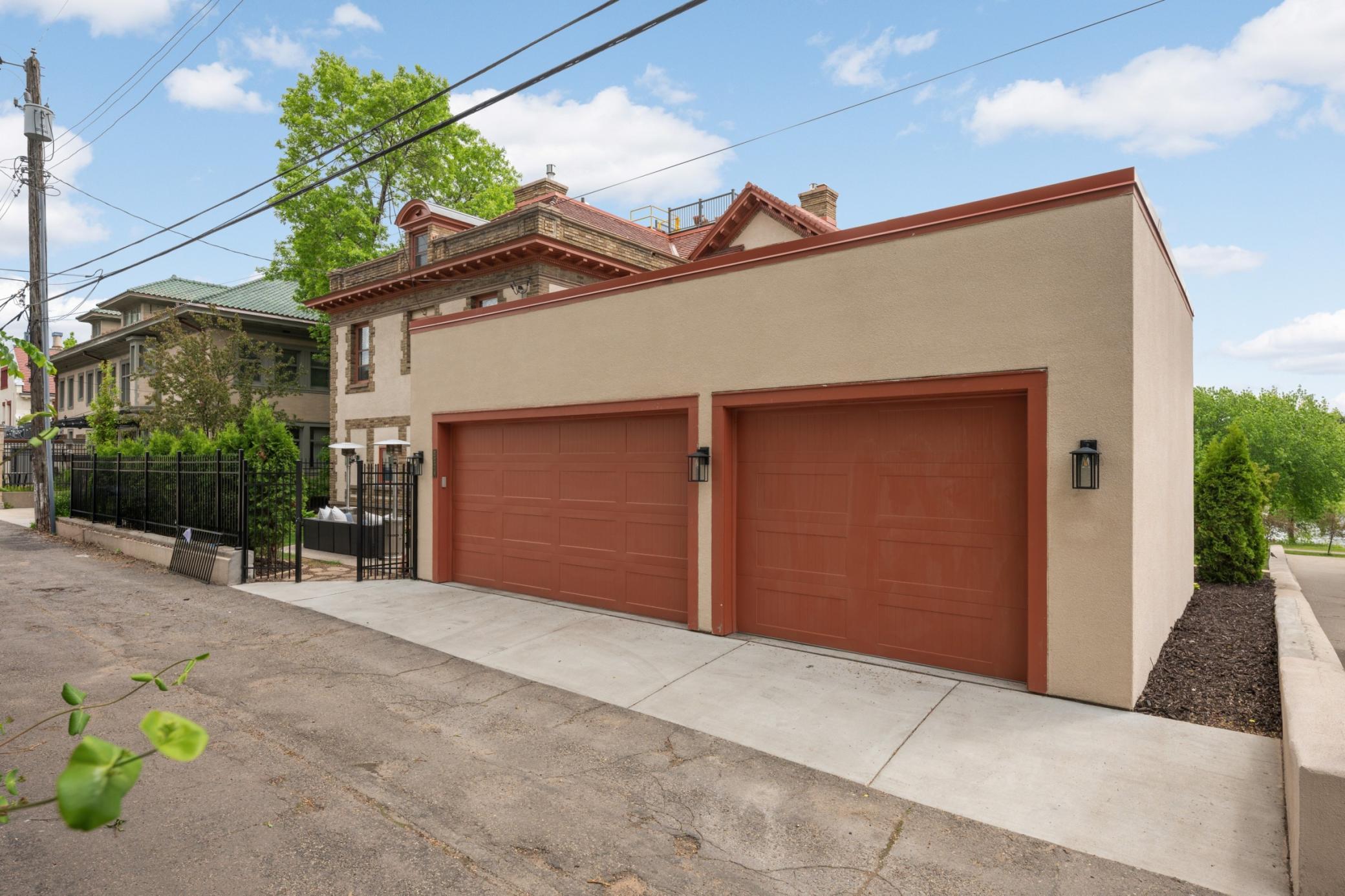 2224 W Lake Of The Isles Parkway