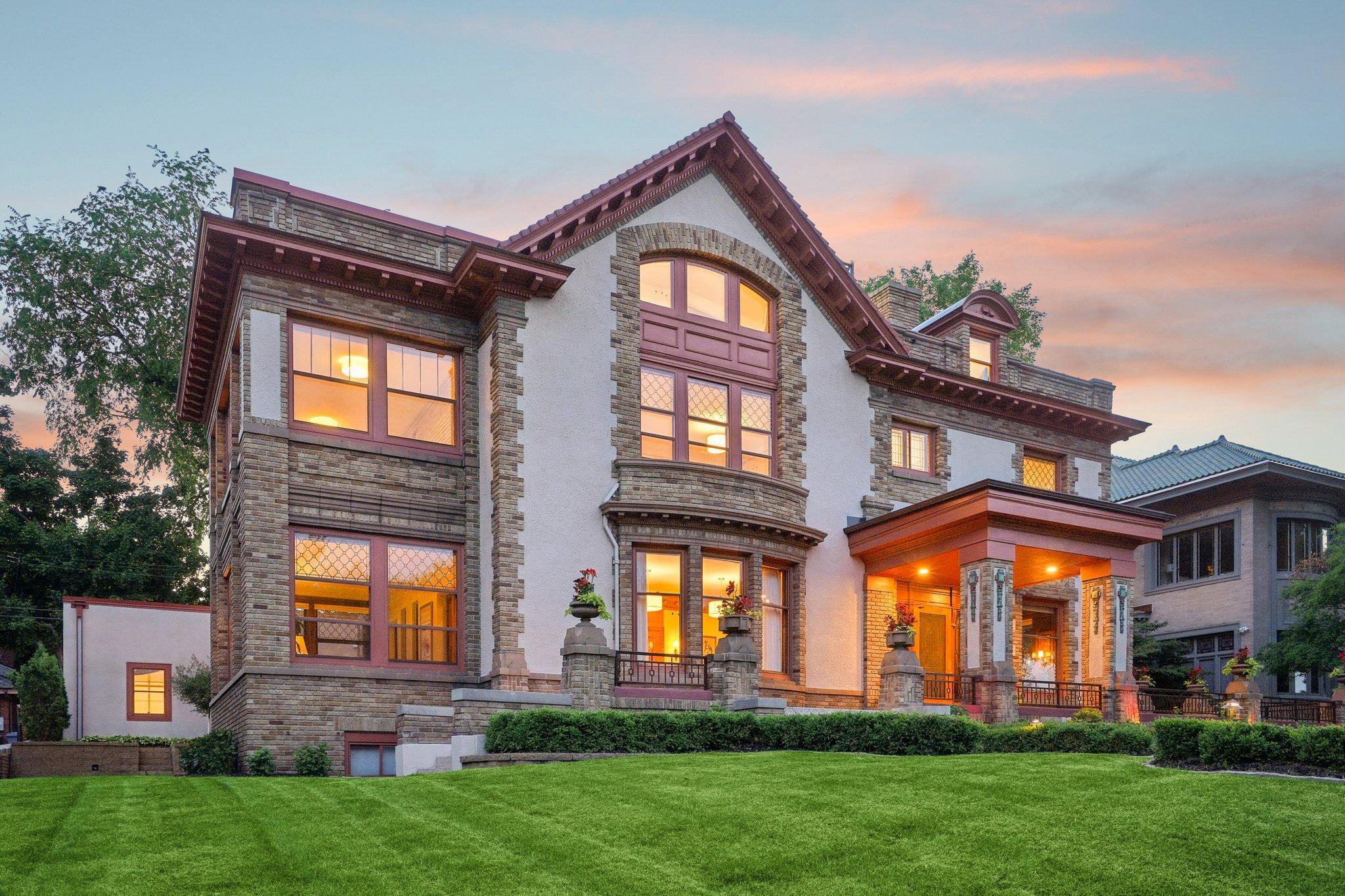 2224 W Lake Of The Isles Parkway
