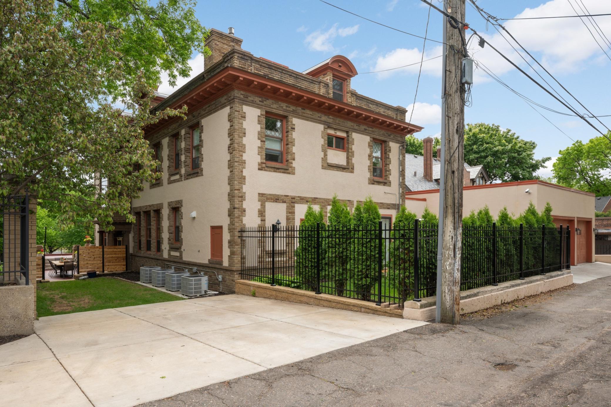 2224 W Lake Of The Isles Parkway
