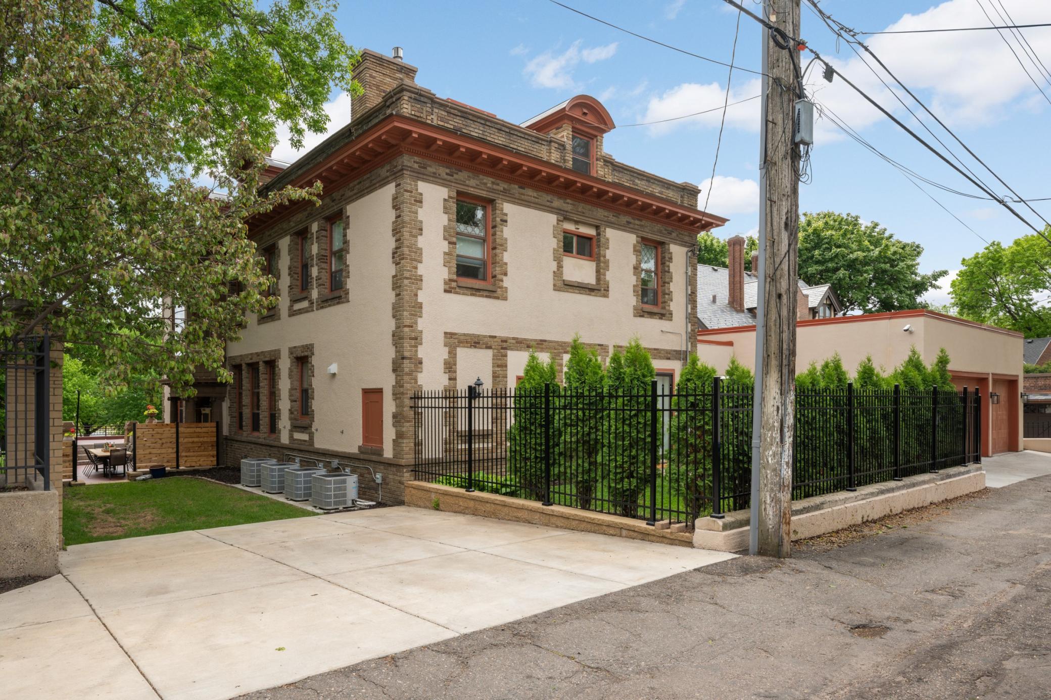 2224 W Lake Of The Isles Parkway