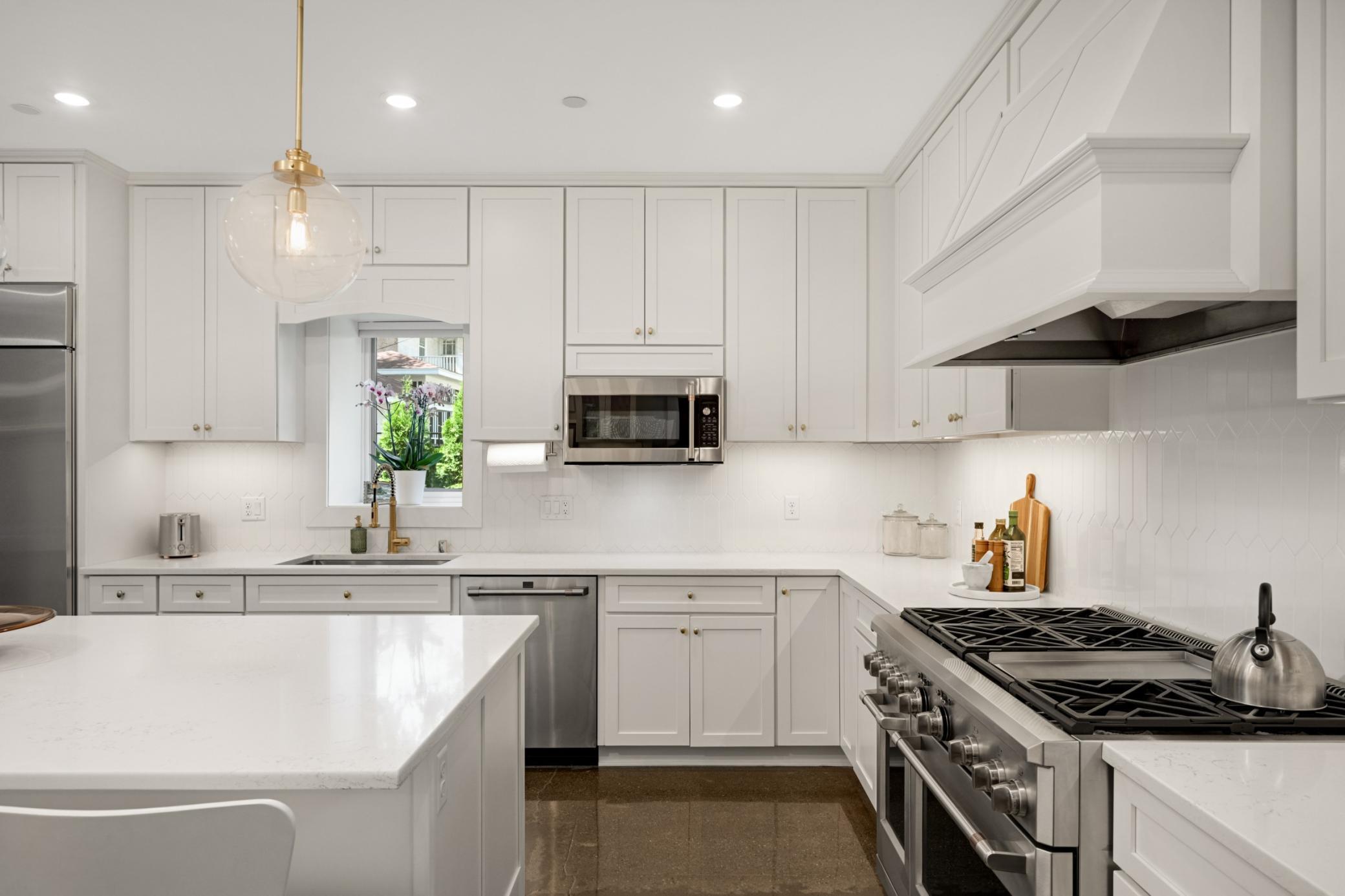 2224 W Lake Of The Isles Parkway