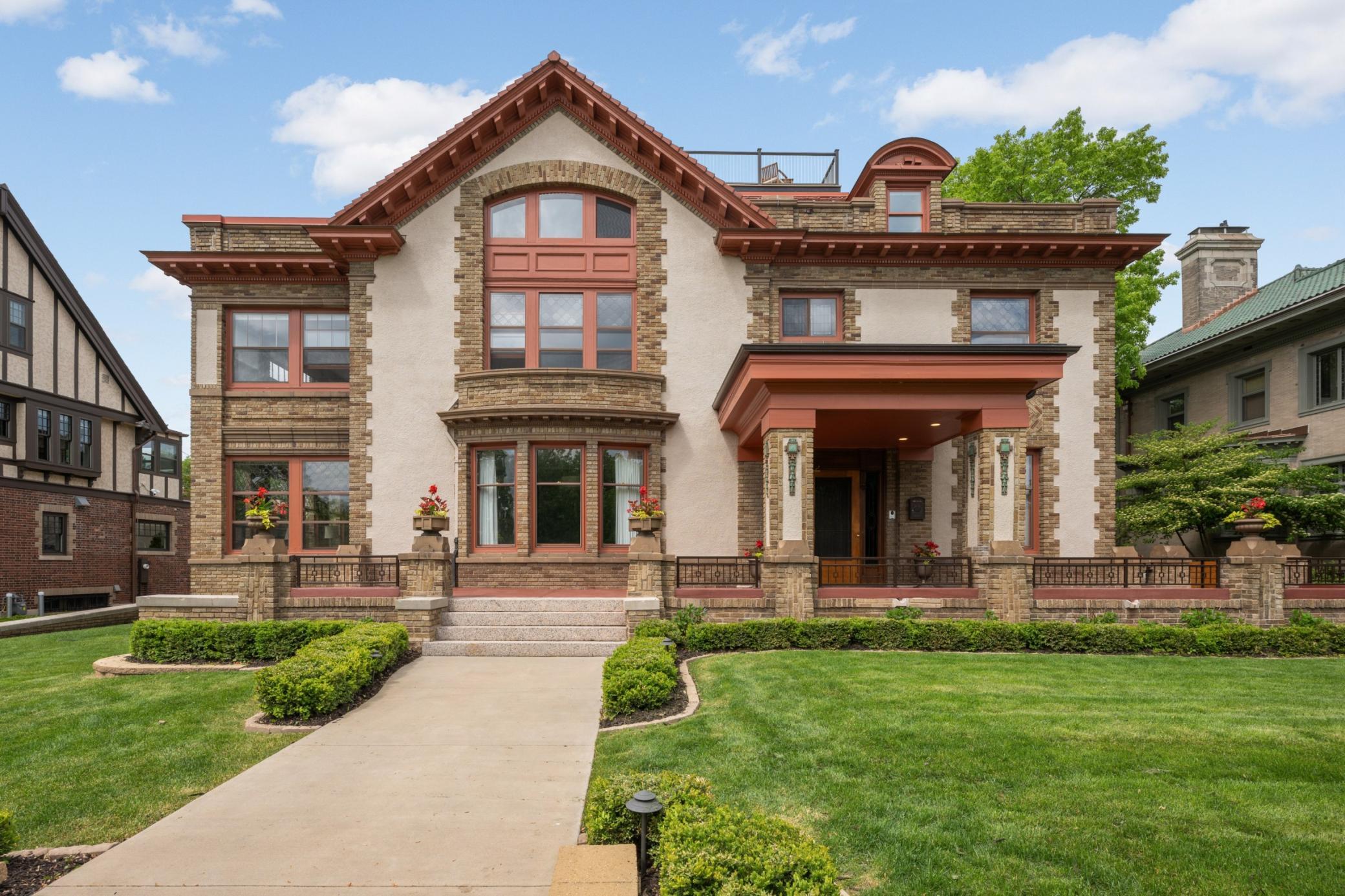 2224 W Lake Of The Isles Parkway