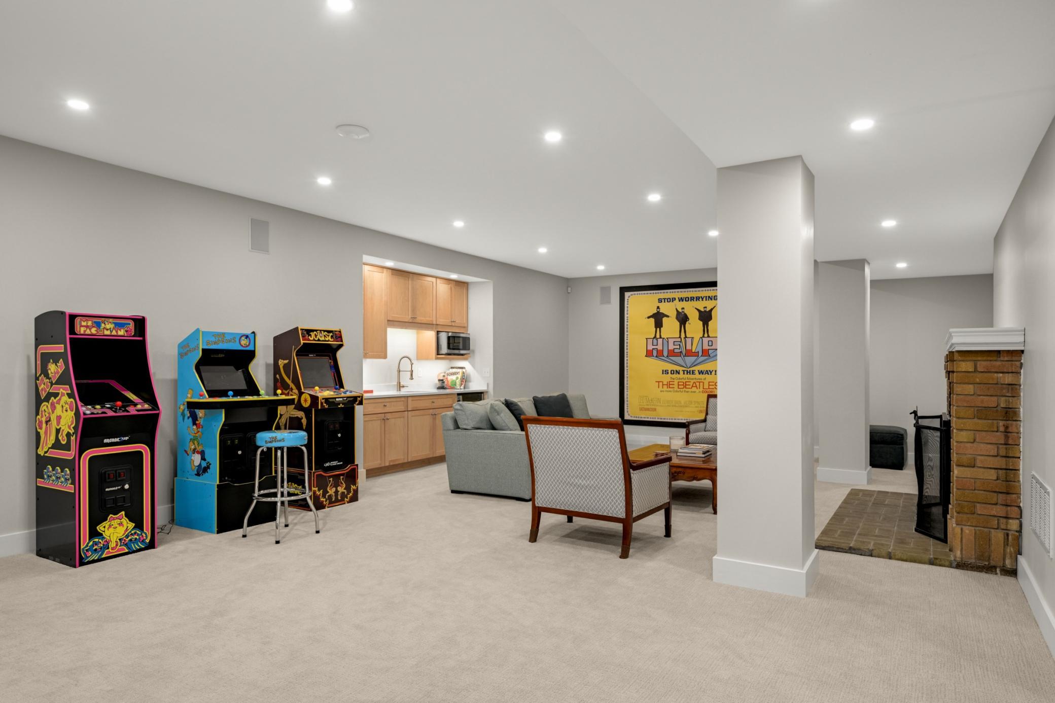 2224 W Lake Of The Isles Parkway