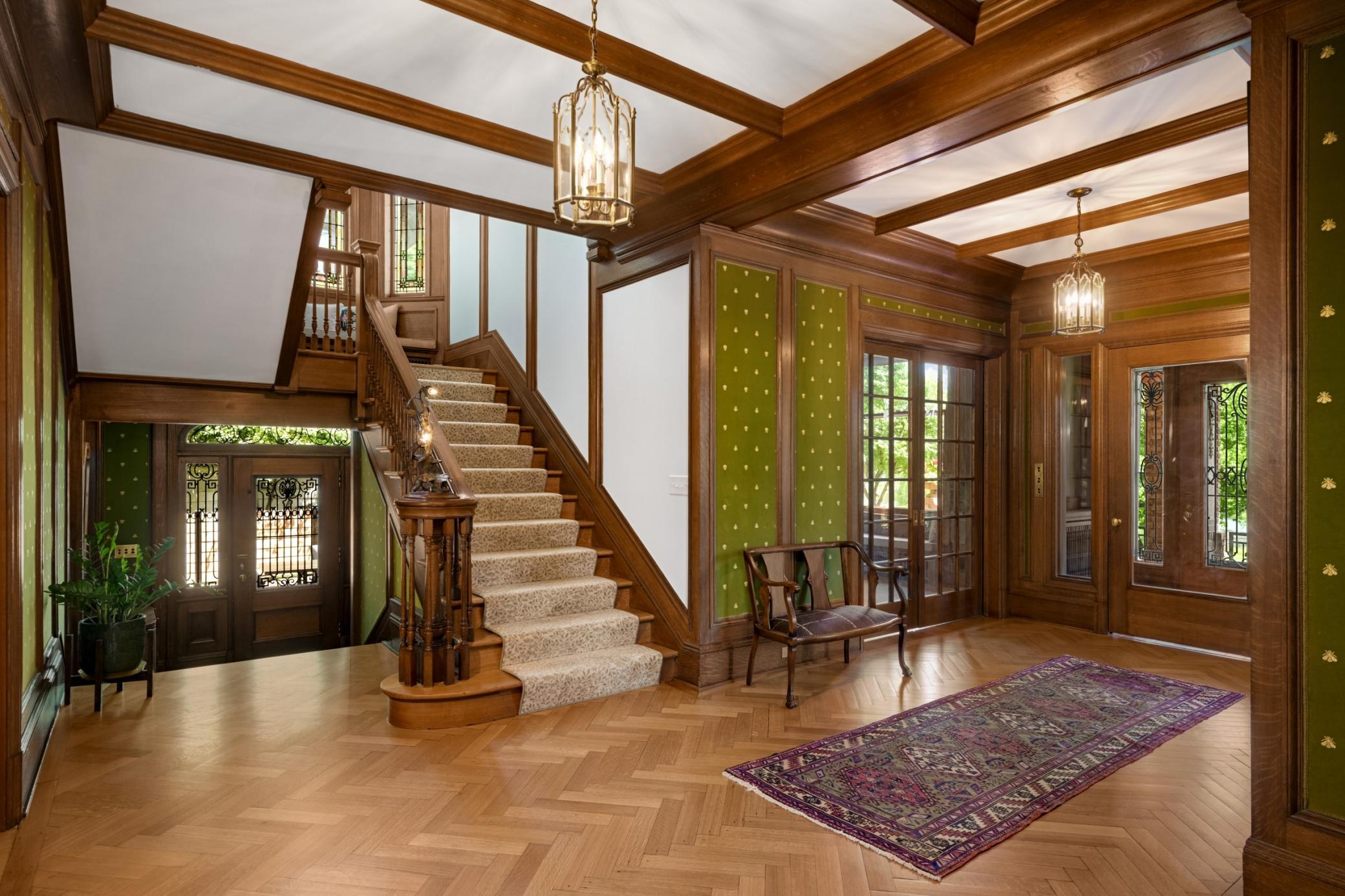 2224 W Lake Of The Isles Parkway