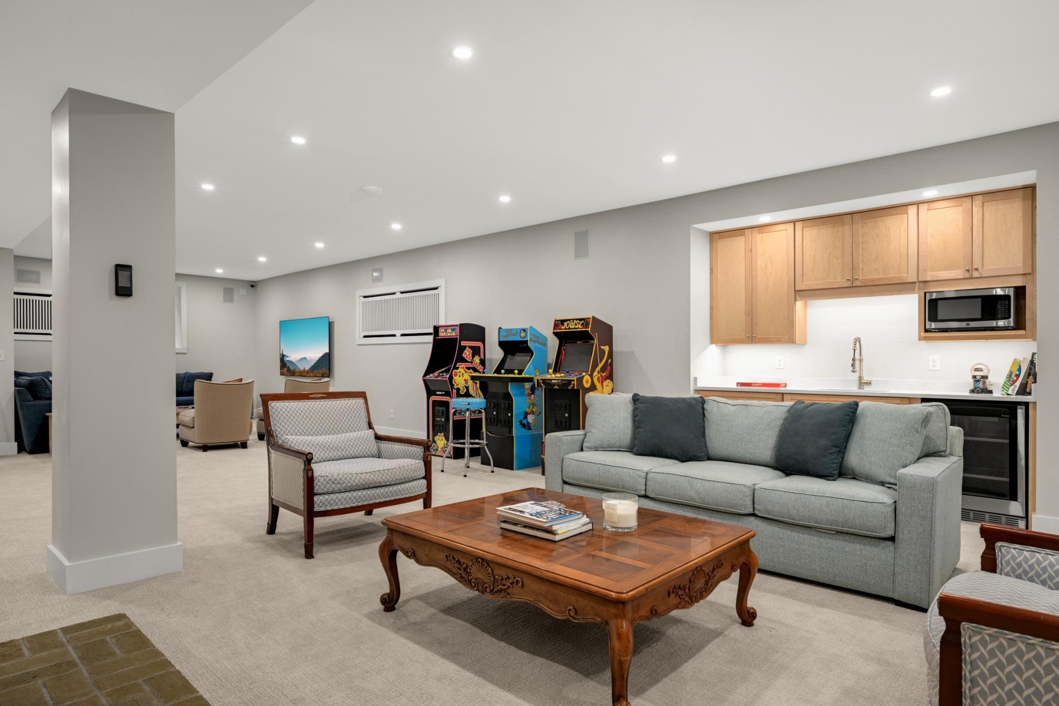 2224 W Lake Of The Isles Parkway
