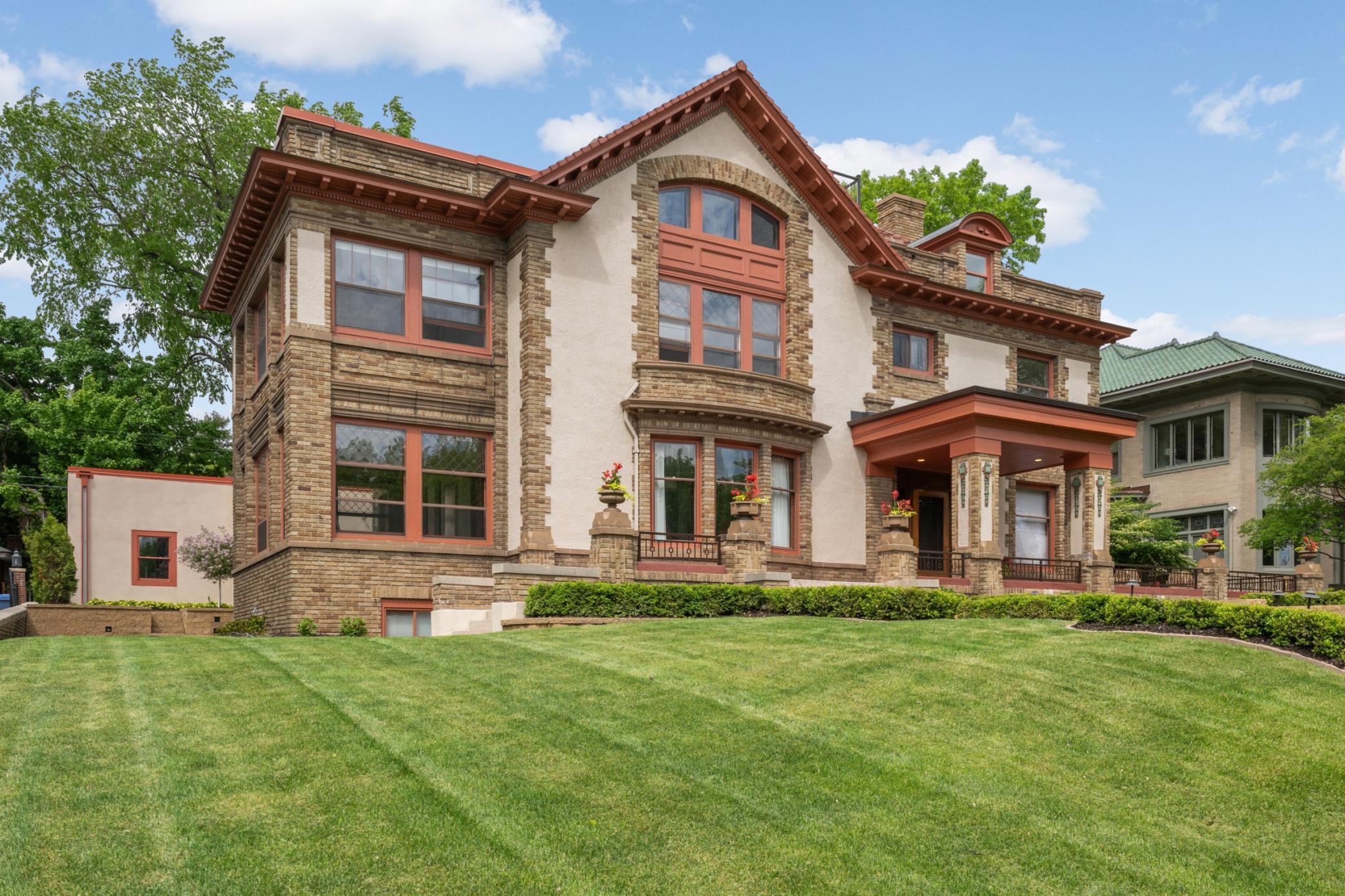 2224 W Lake Of The Isles Parkway