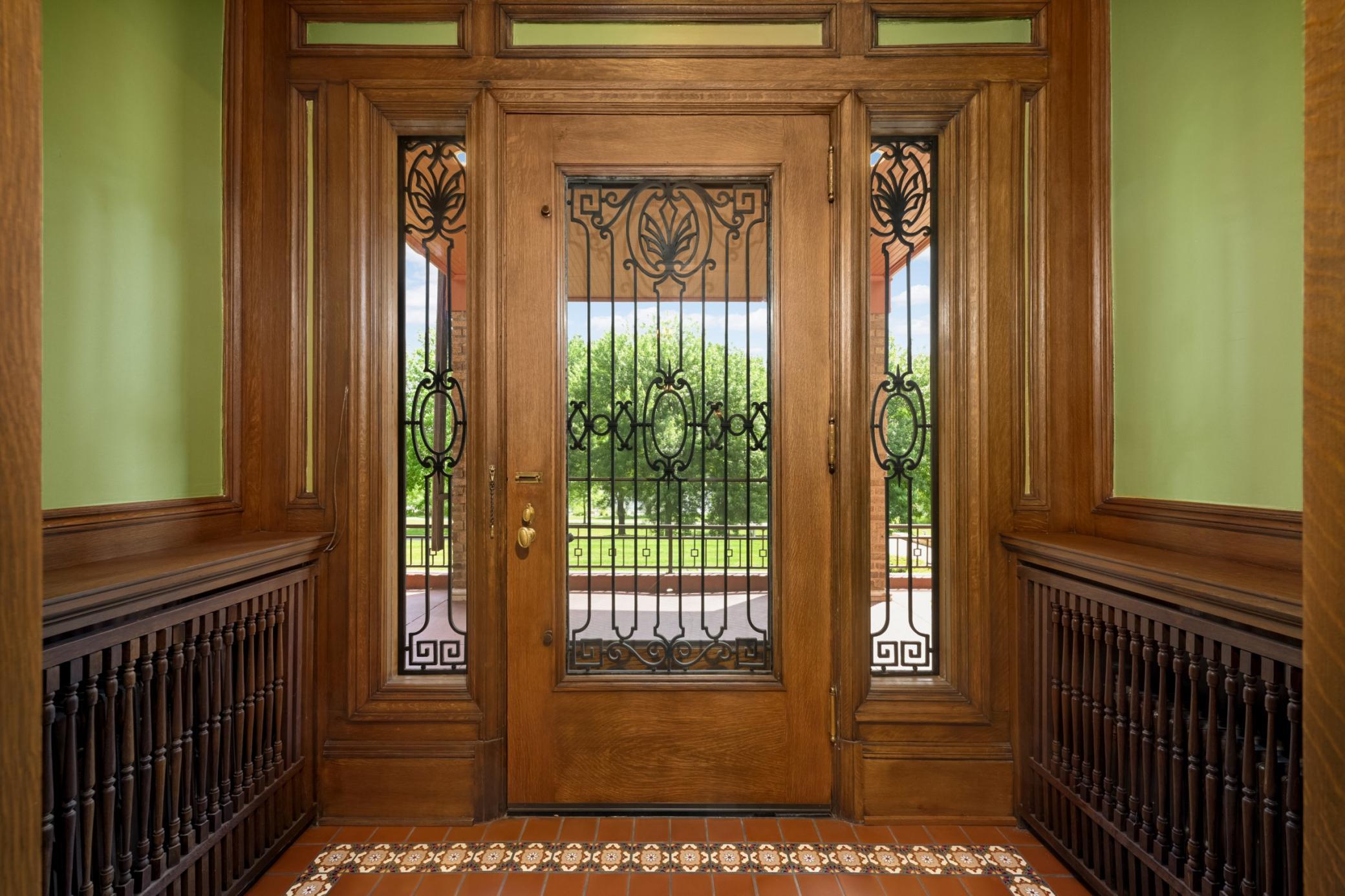 2224 W Lake Of The Isles Parkway