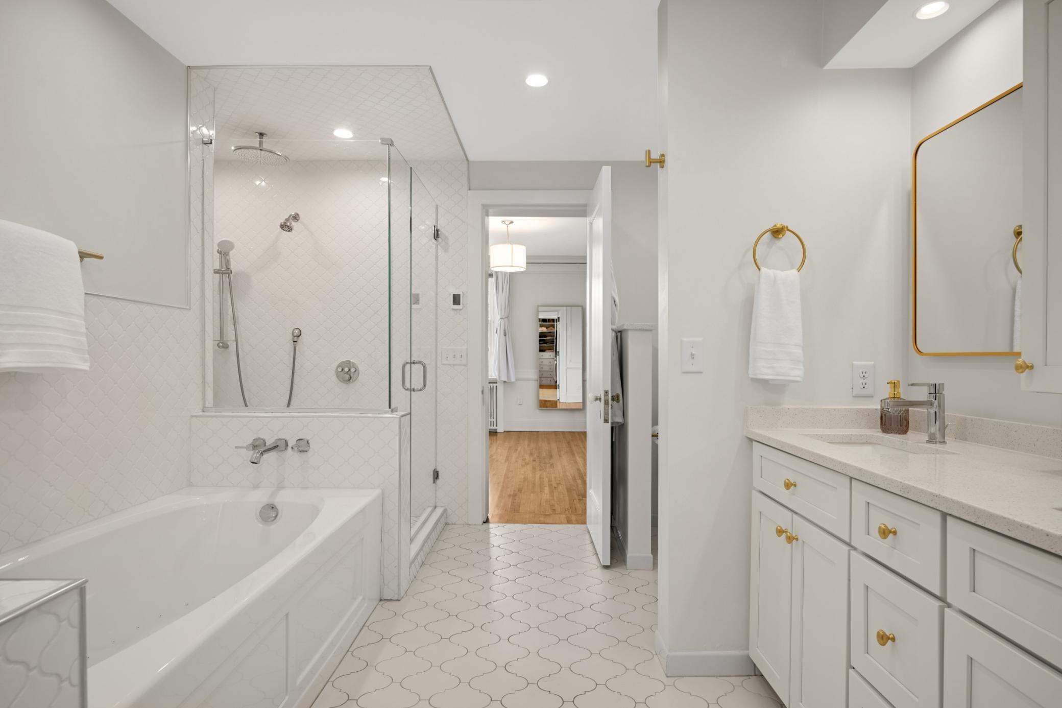 2224 W Lake Of The Isles Parkway