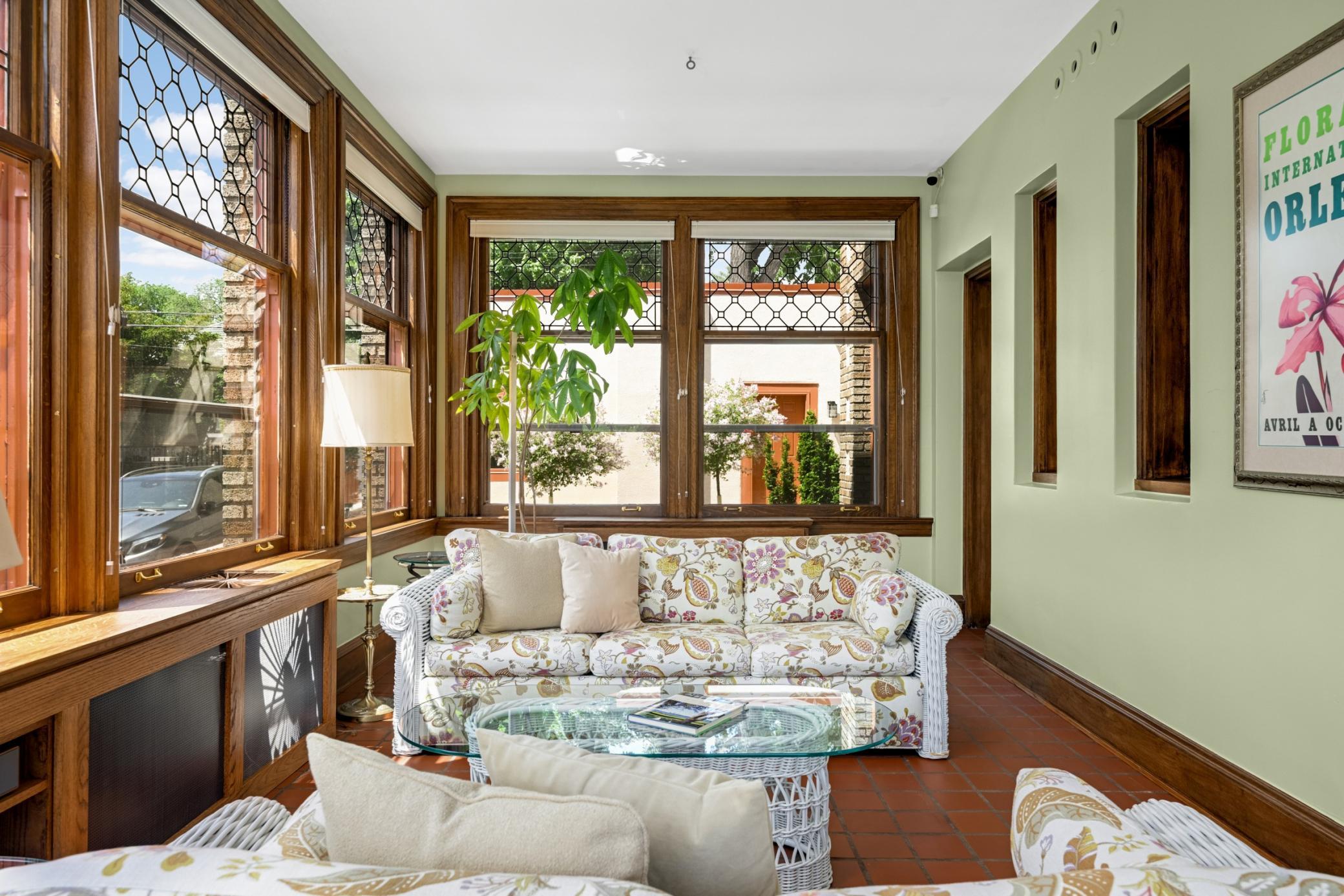 2224 W Lake Of The Isles Parkway
