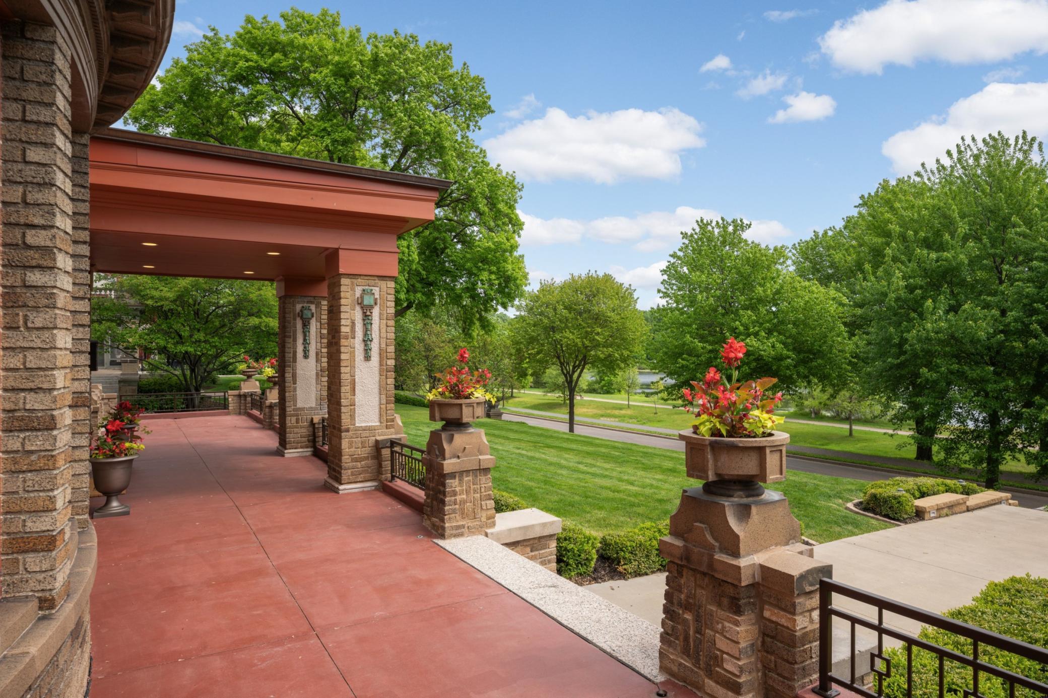 2224 W Lake Of The Isles Parkway