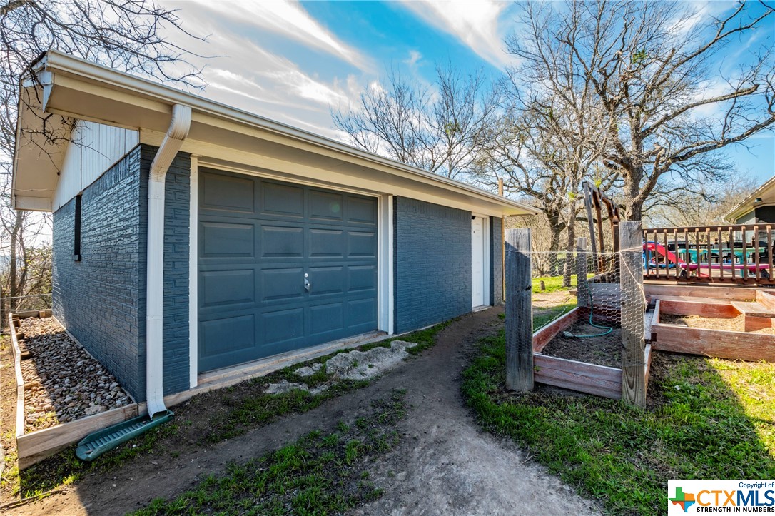 2305 Veterans Ave Avenue