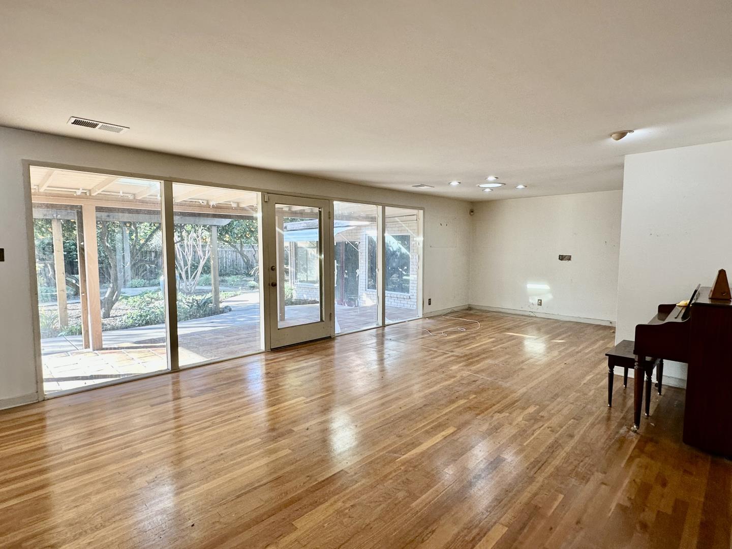 1975 Meridian Avenue