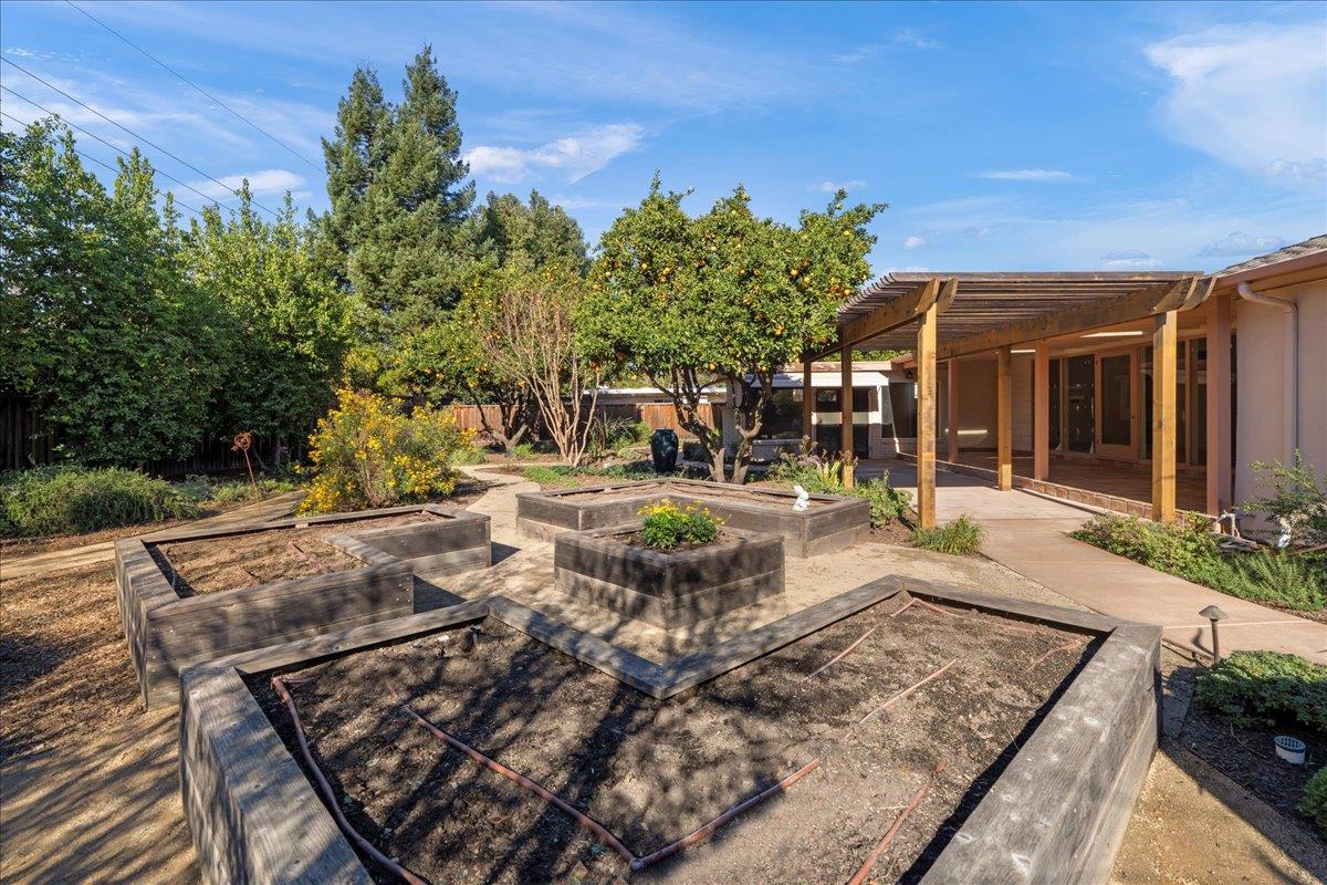1975 Meridian Avenue