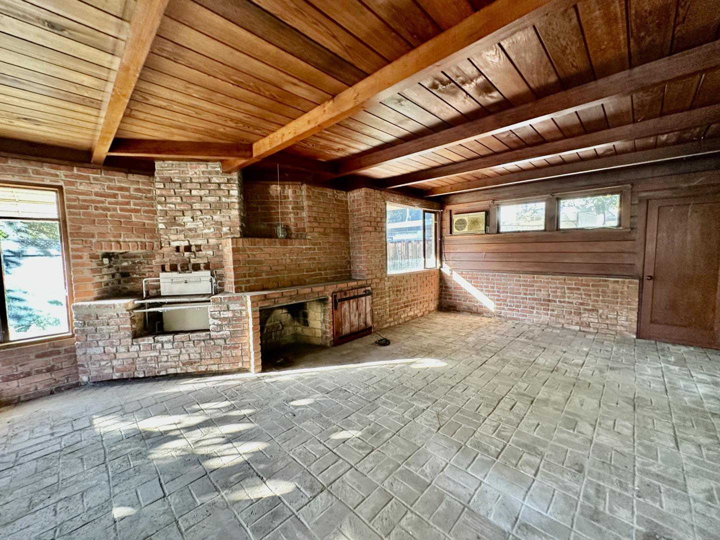 1975 Meridian Avenue