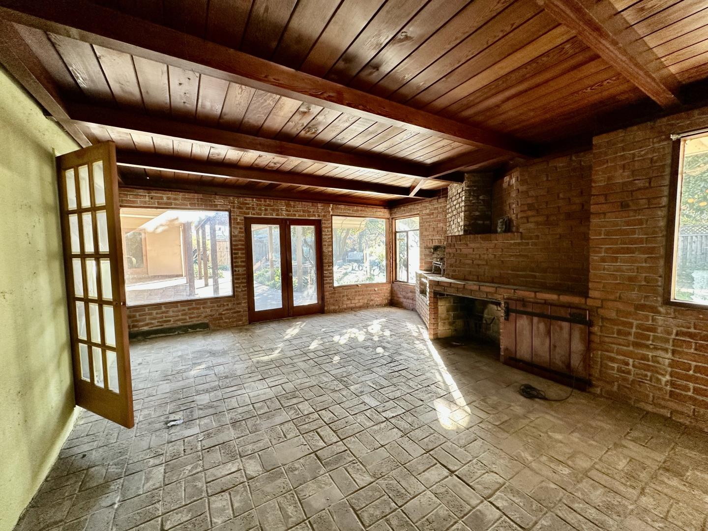 1975 Meridian Avenue