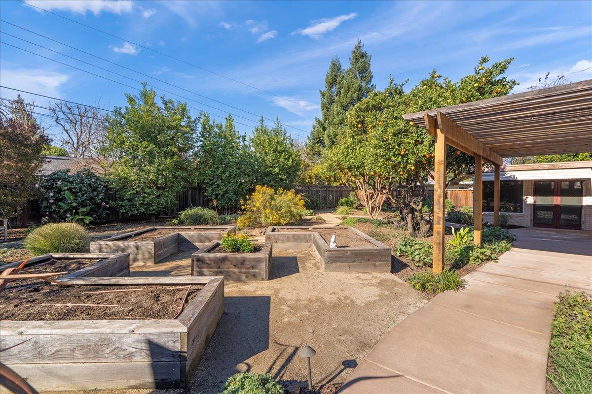 1975 Meridian Avenue