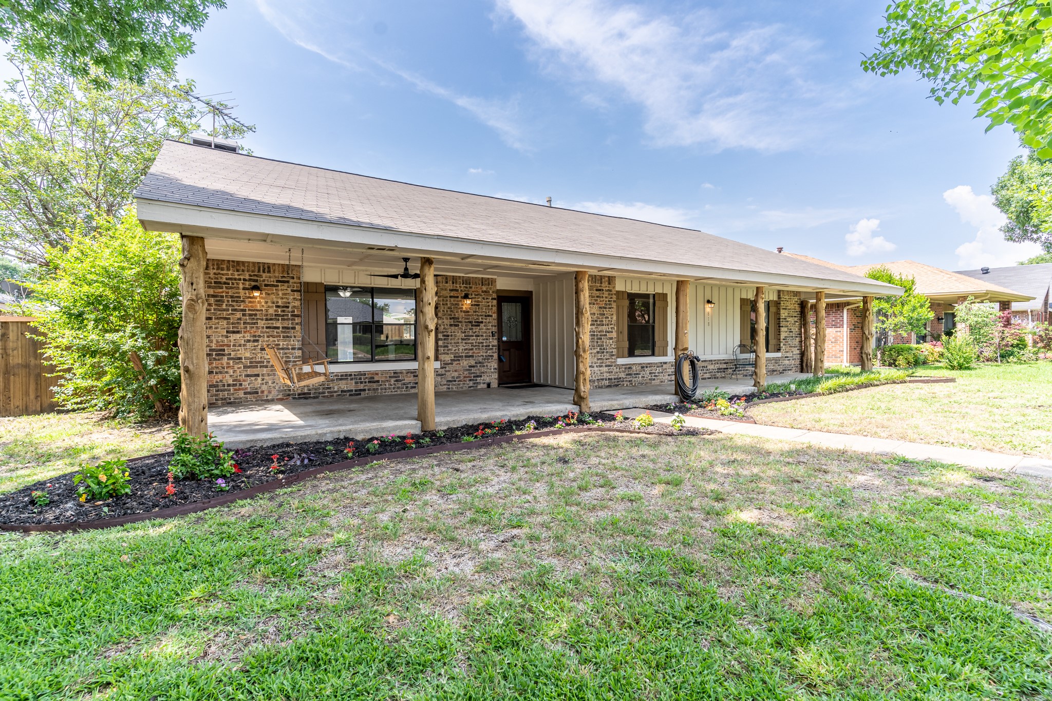 818 Meandering Way