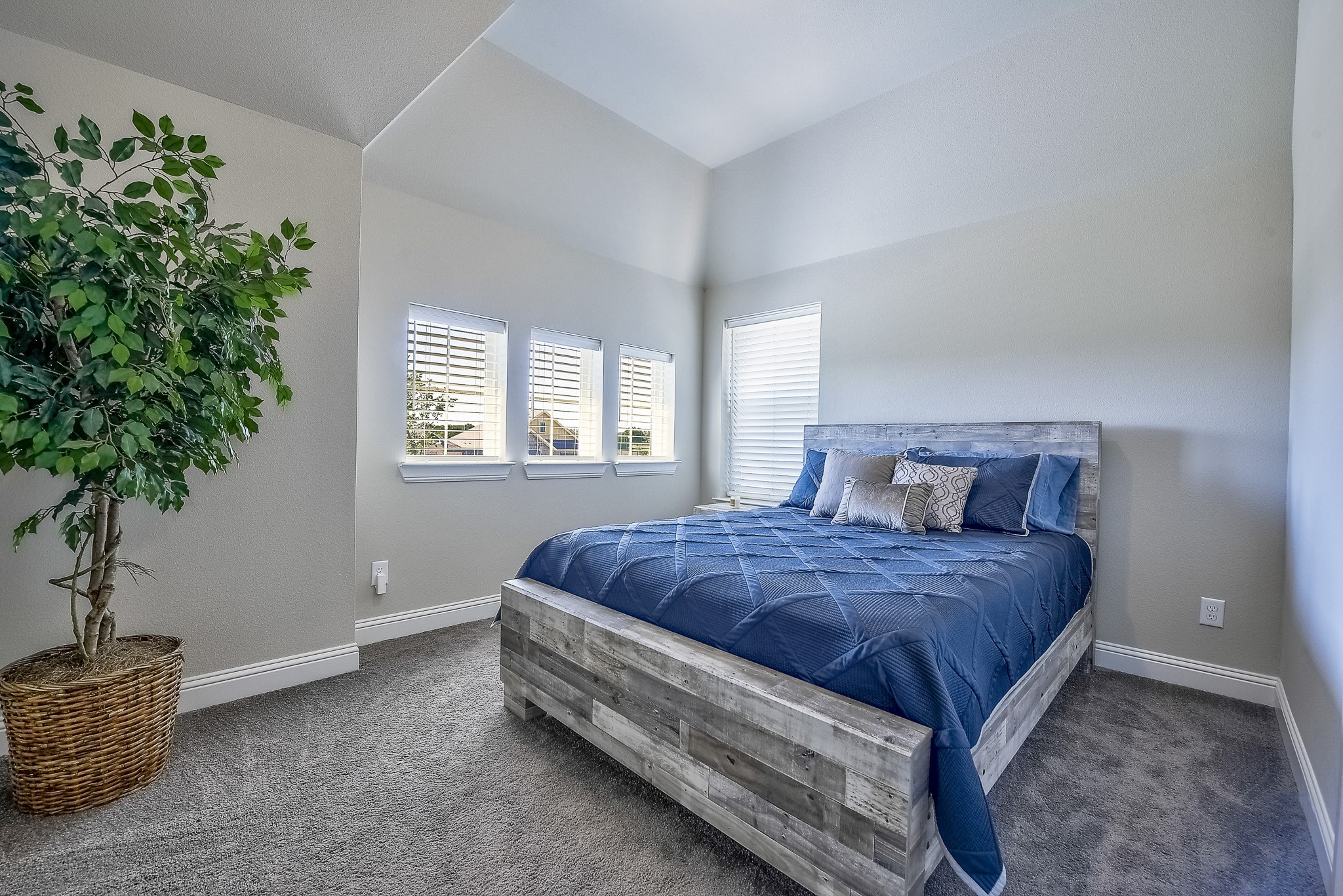 1521 Pirene Alley
