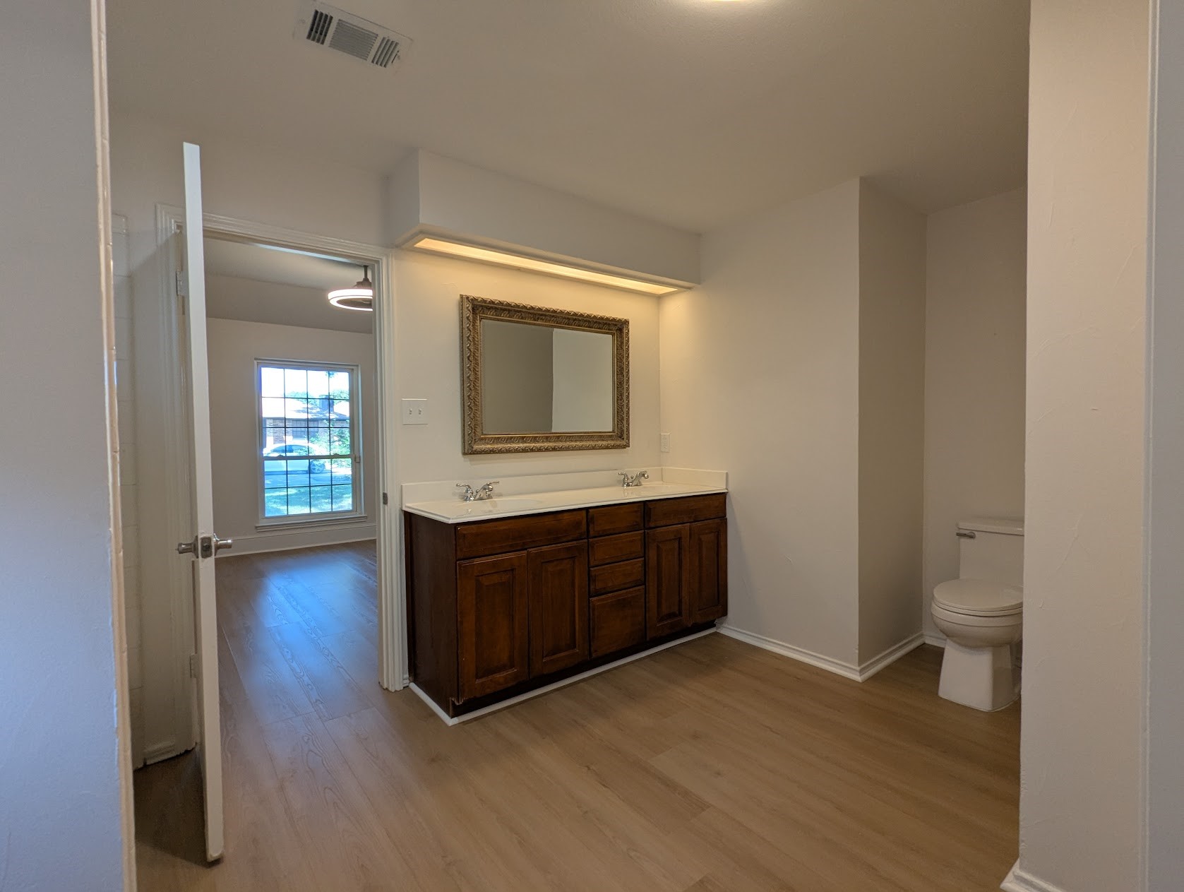 814 Meandering Way