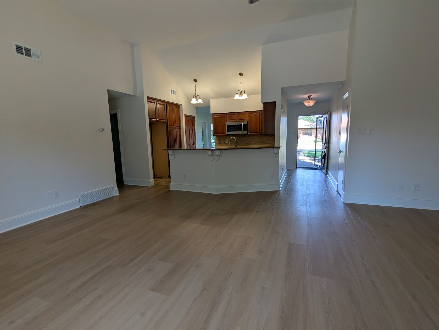 814 Meandering Way