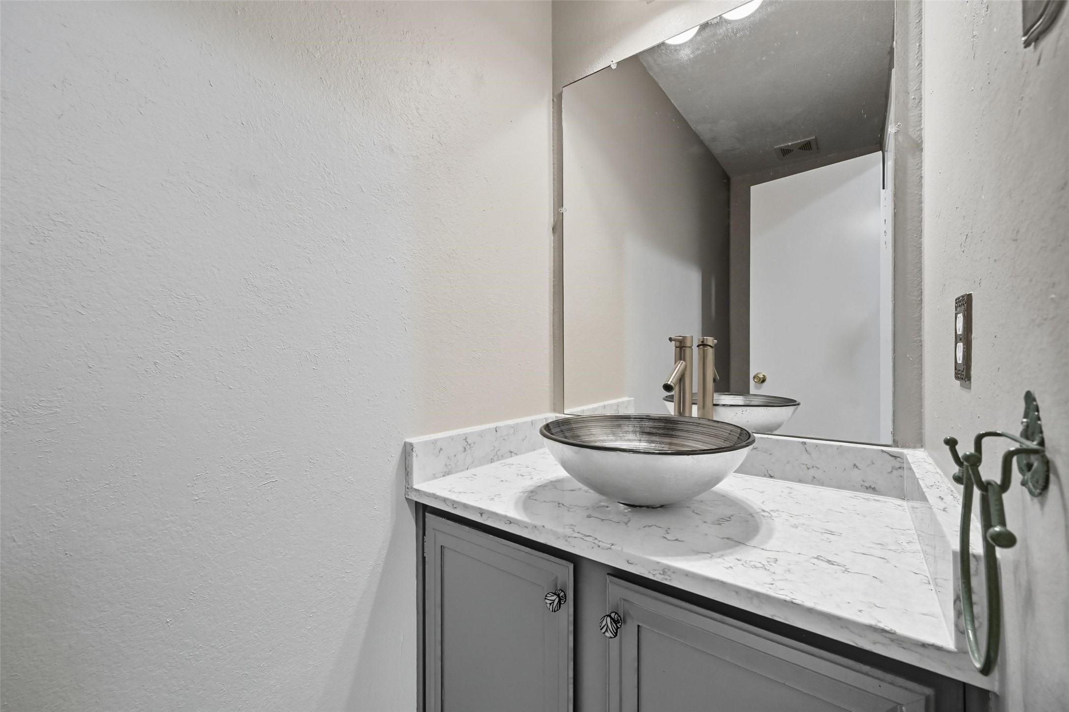 3307 Meadowview Drive