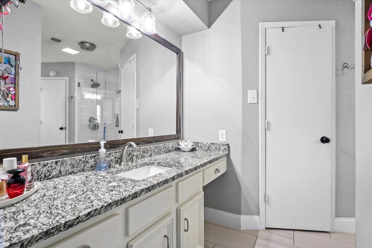 2040 Casa Loma Court