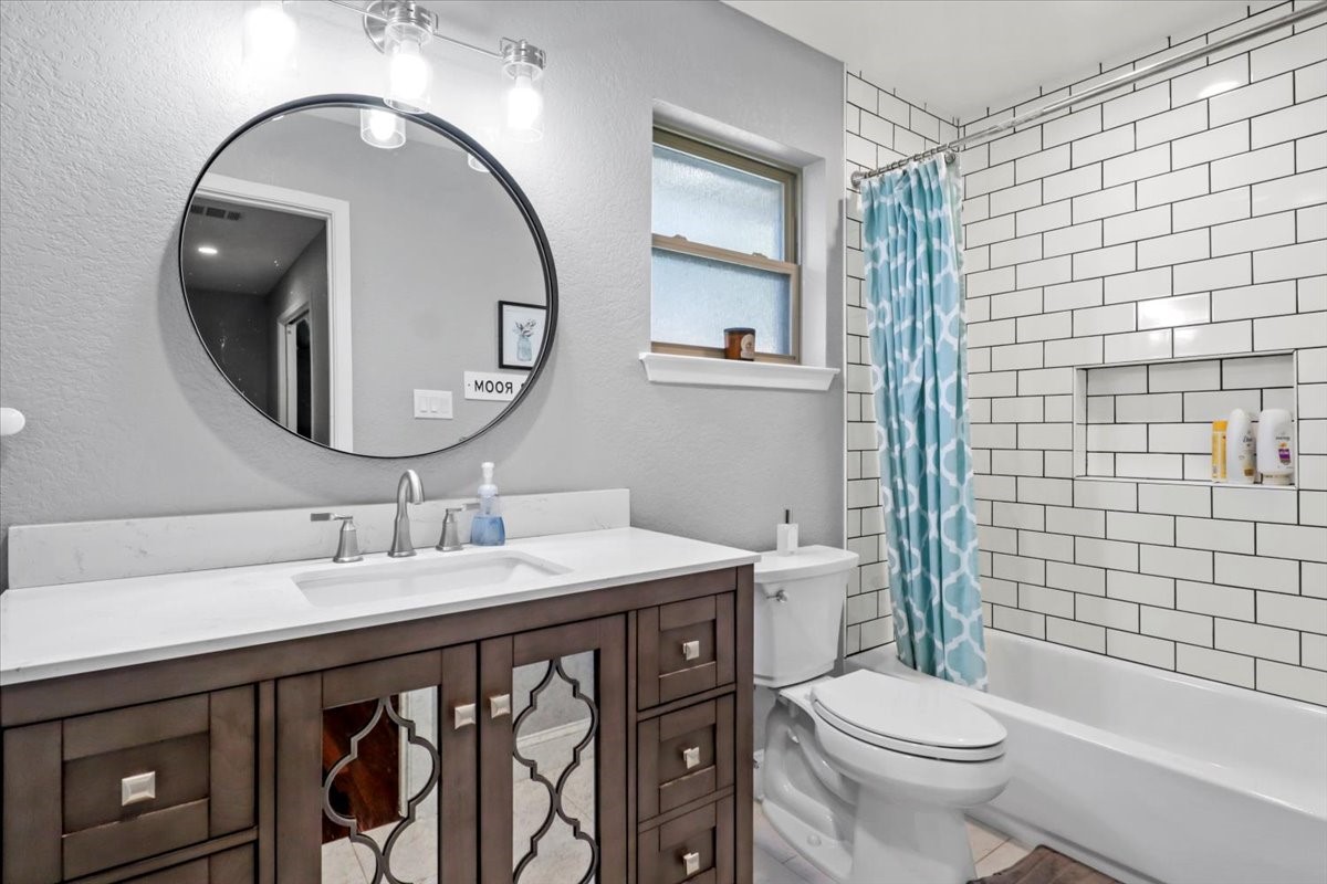 2040 Casa Loma Court