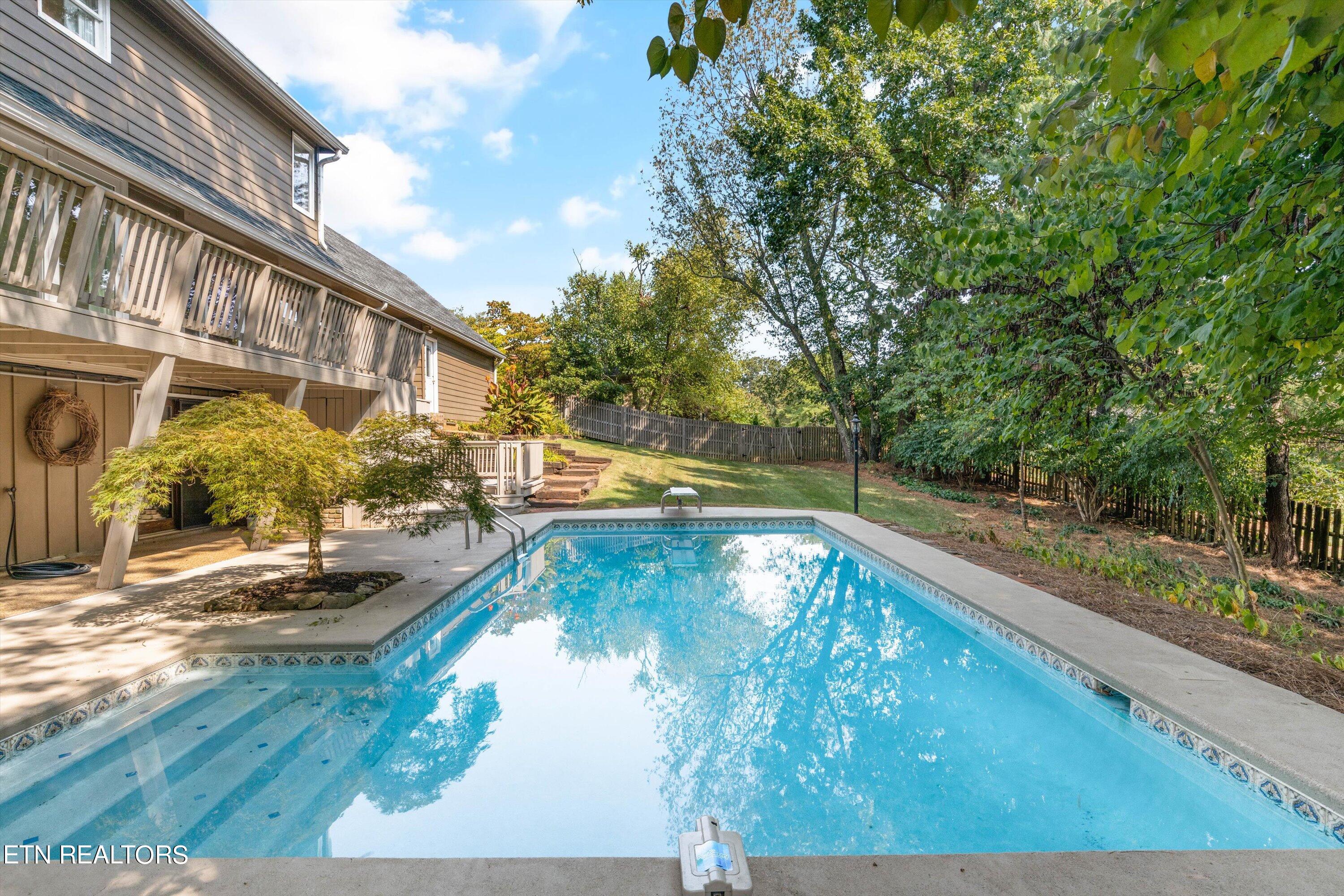 10709 Farragut Hills Blvd