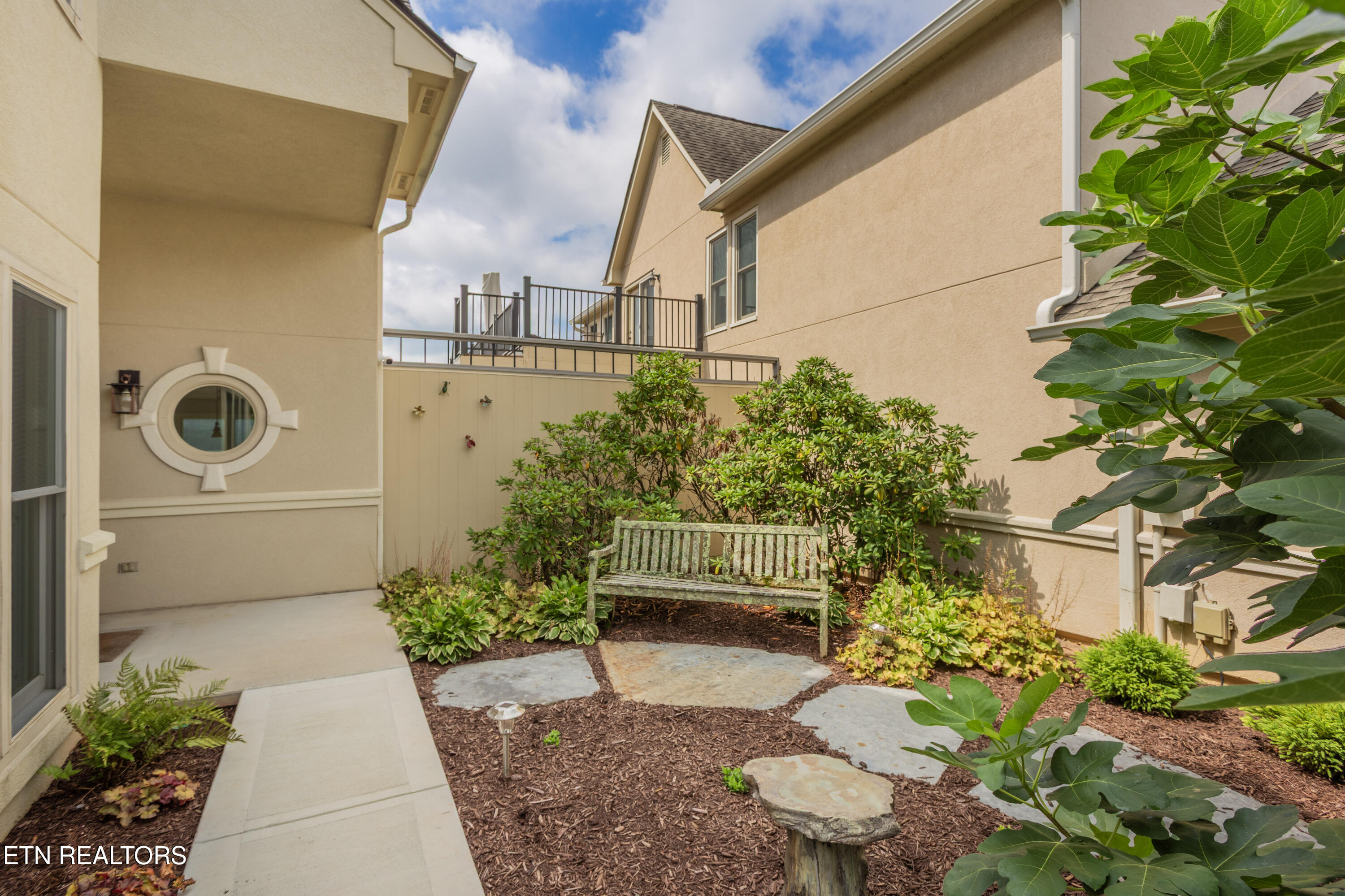 3445 Commodore Point