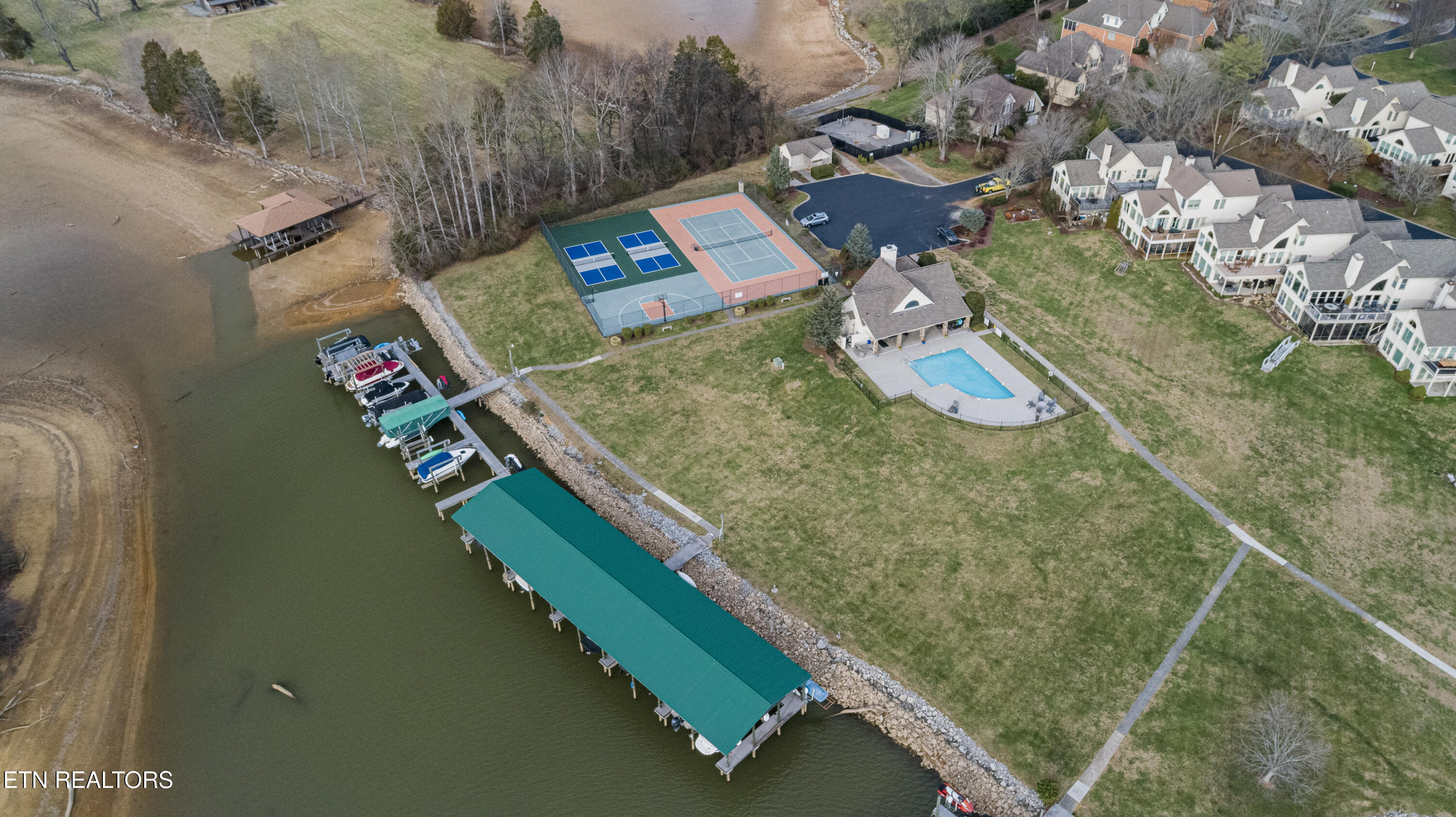 3445 Commodore Point