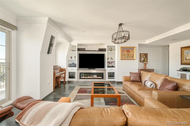 975 N Lincoln Street Unit: 14D