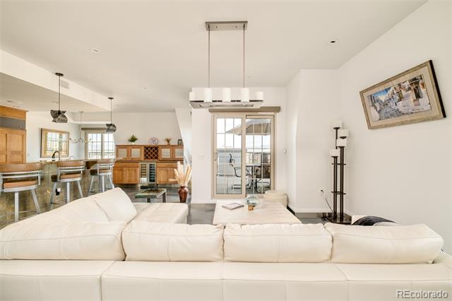 975 N Lincoln Street Unit: 14D