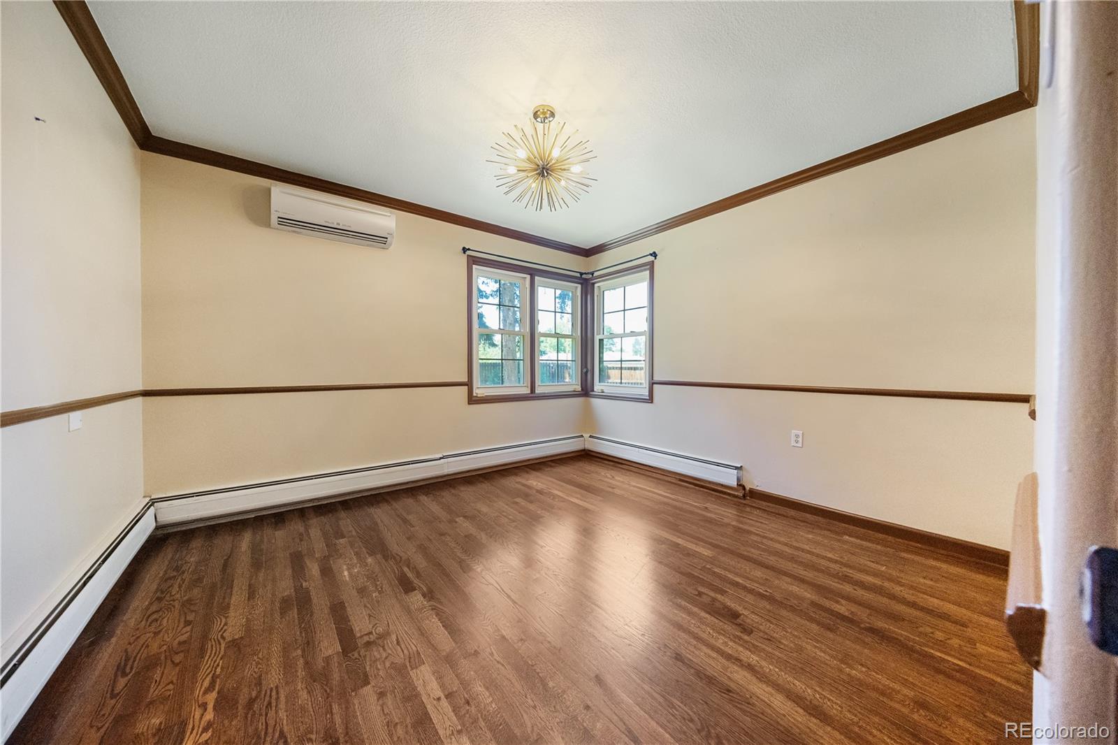 850 E Radcliff Avenue