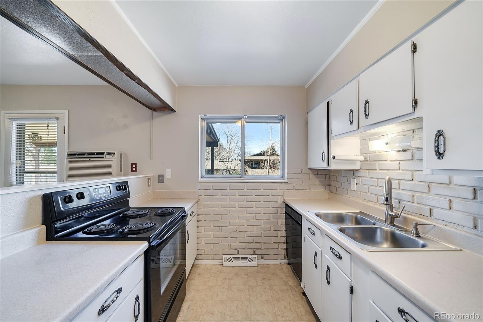 2801 S Roslyn Street