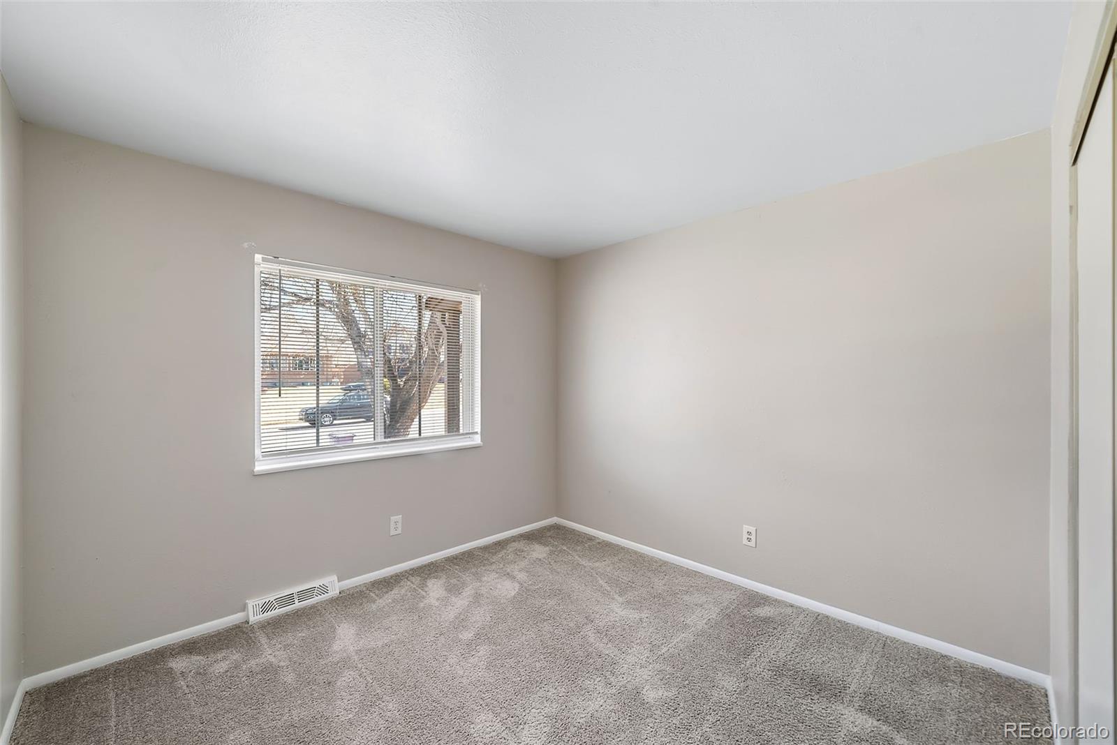 2801 S Roslyn Street