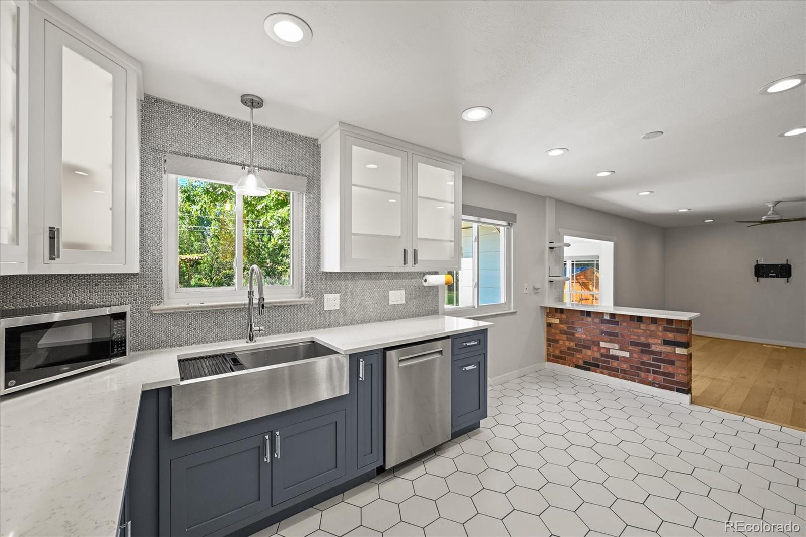 987 S Johnson Street