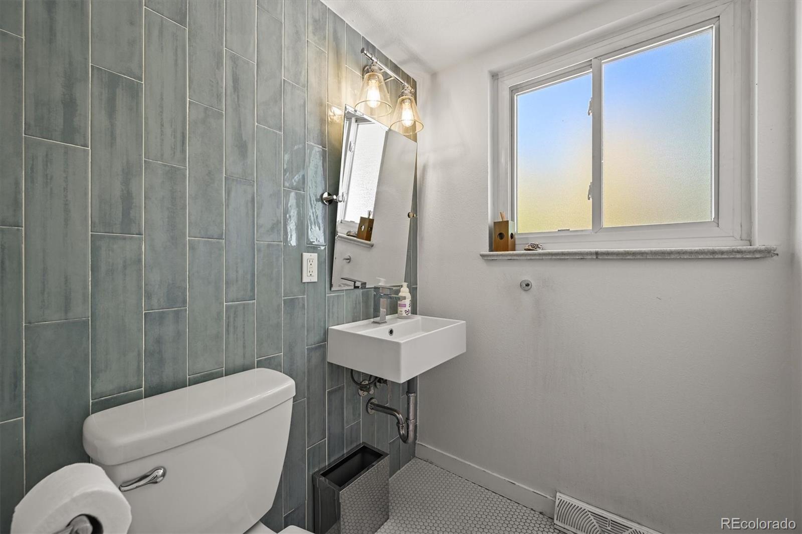 987 S Johnson Street