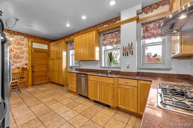 326 W Pitkin Avenue