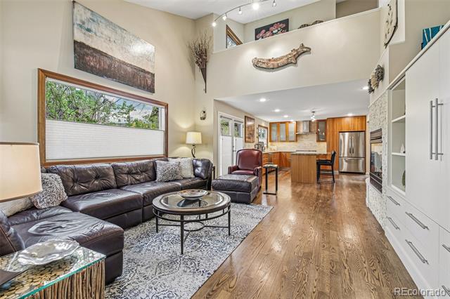 869 W Barberry Circle