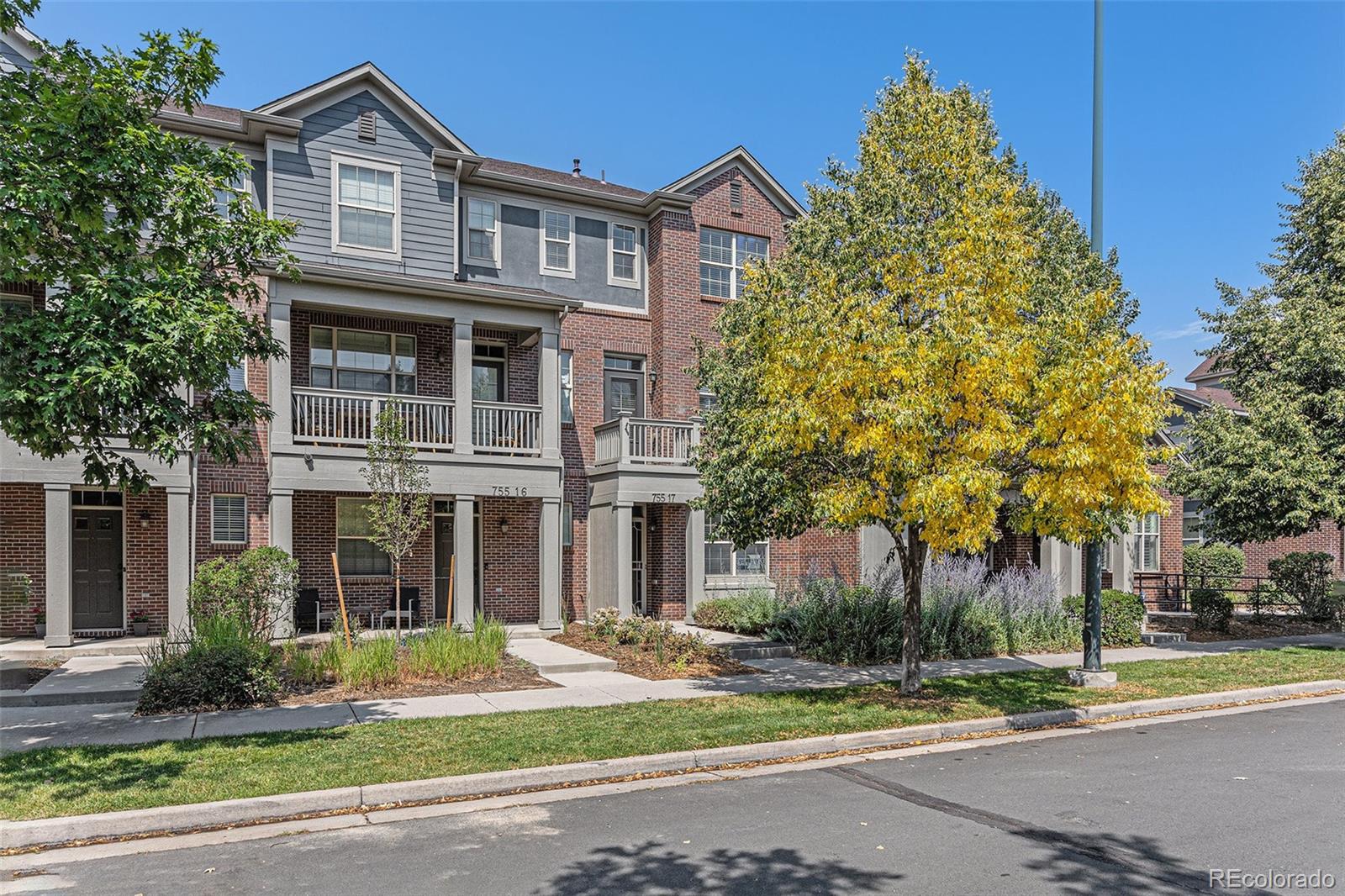 755 Roslyn Street Unit: 17