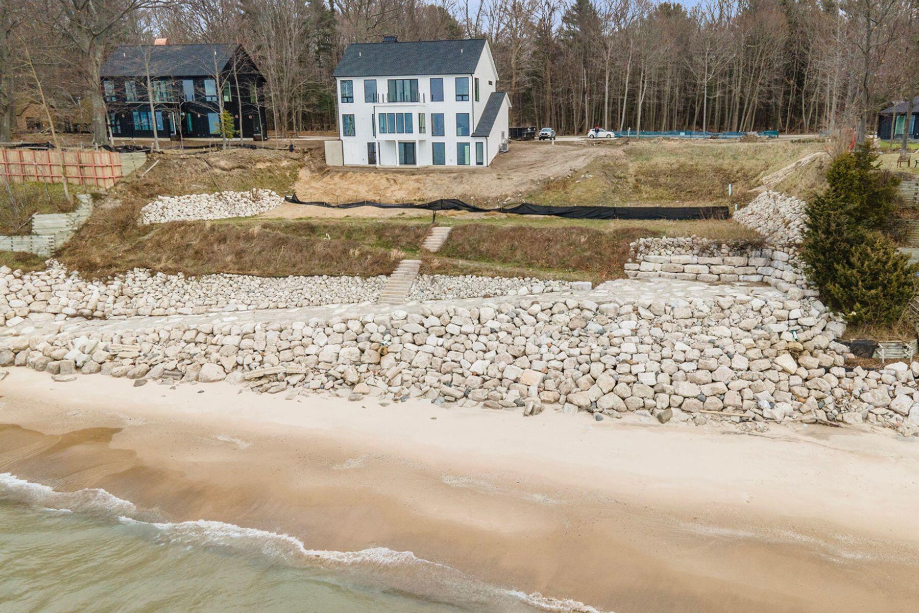 2578 Lakeshore Drive