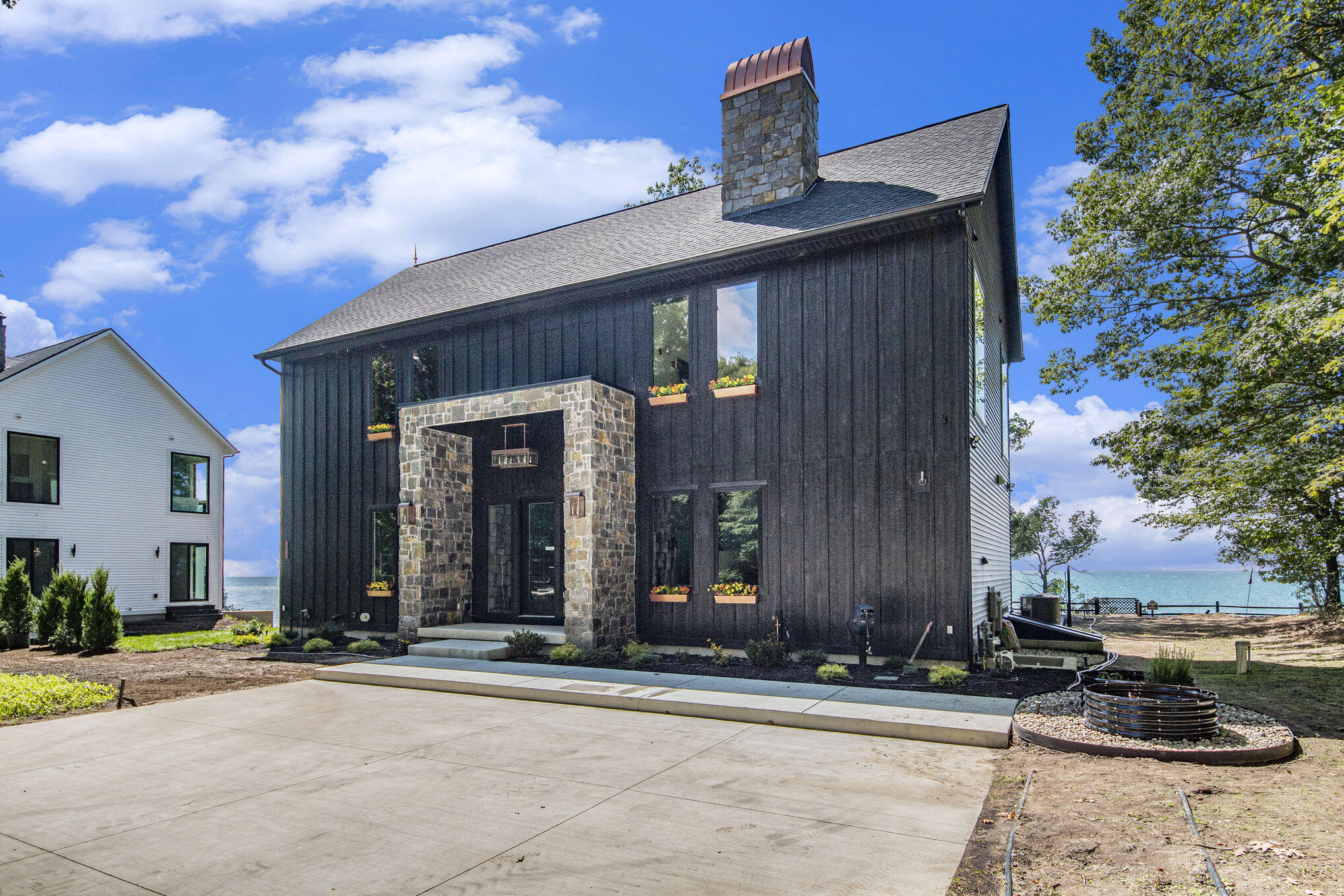 2578 Lakeshore Drive