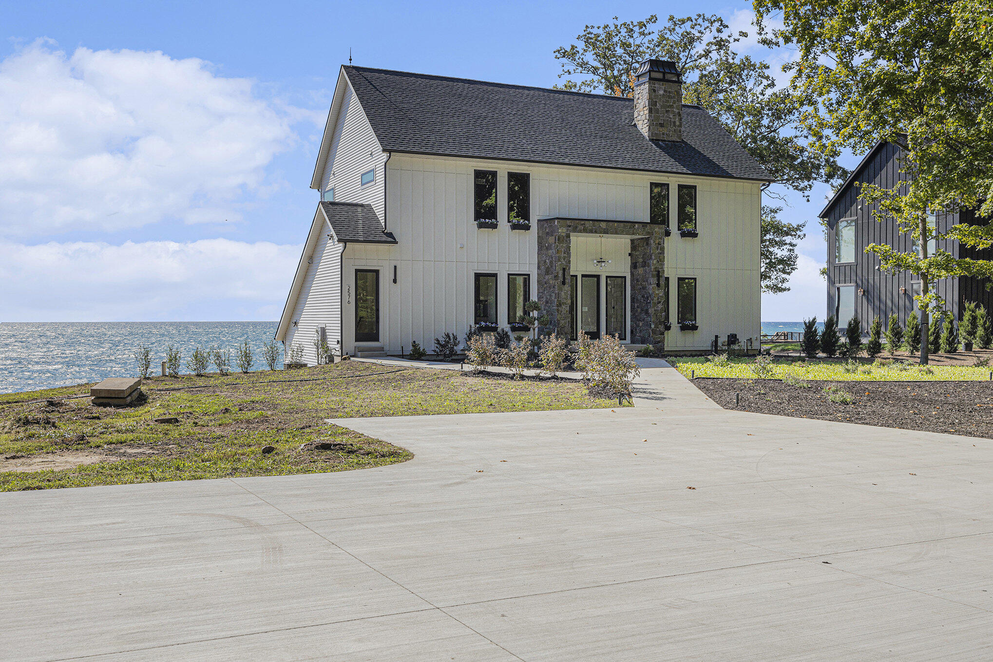 2576 Lakeshore Drive