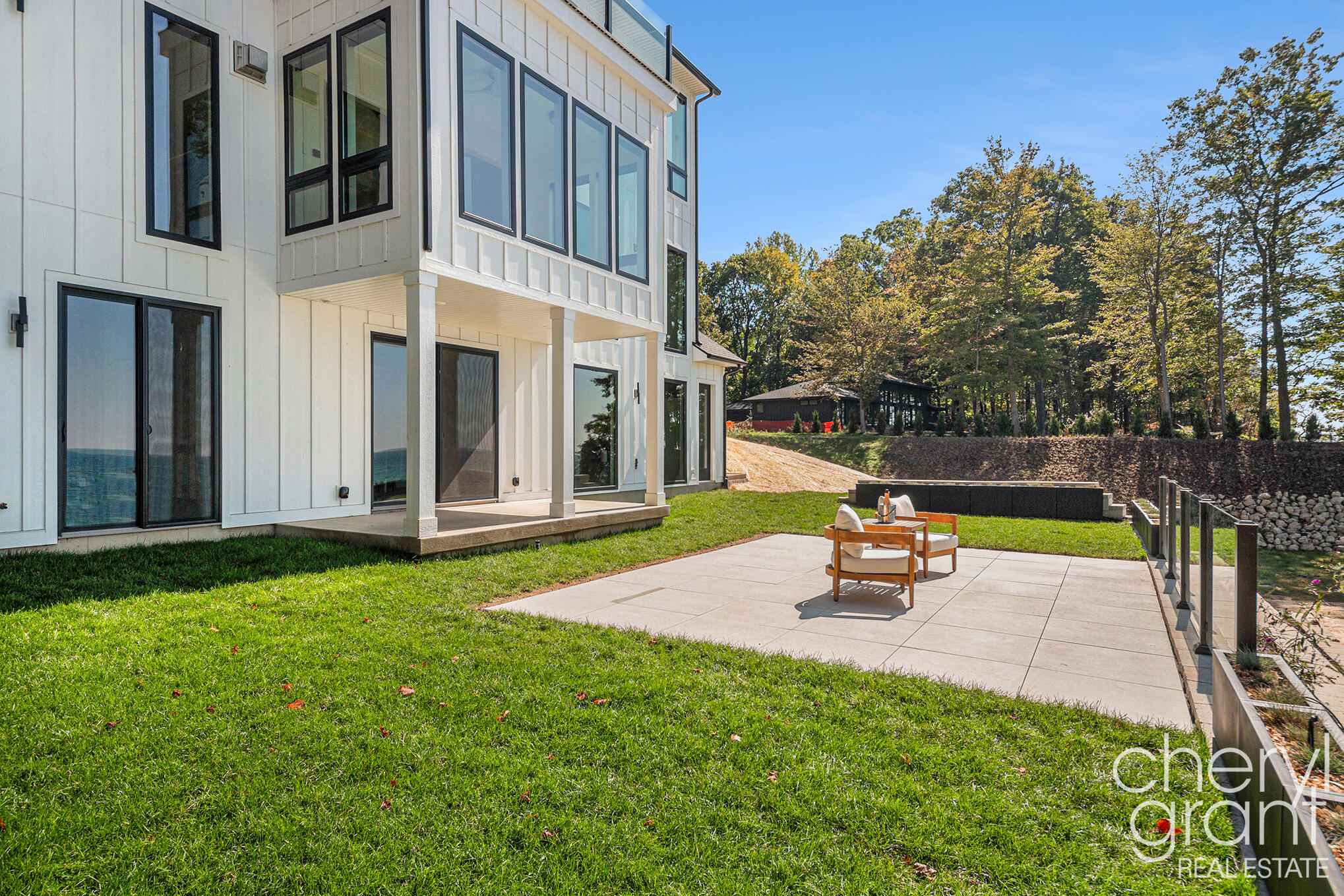 2576 Lakeshore Drive