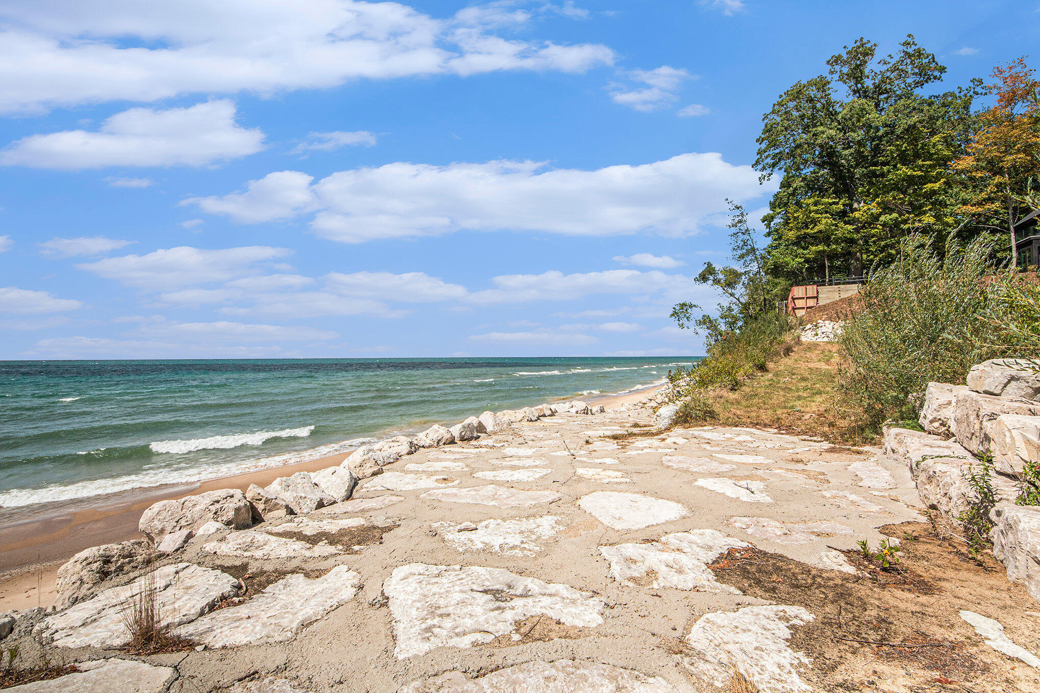 2572 Lakeshore Drive
