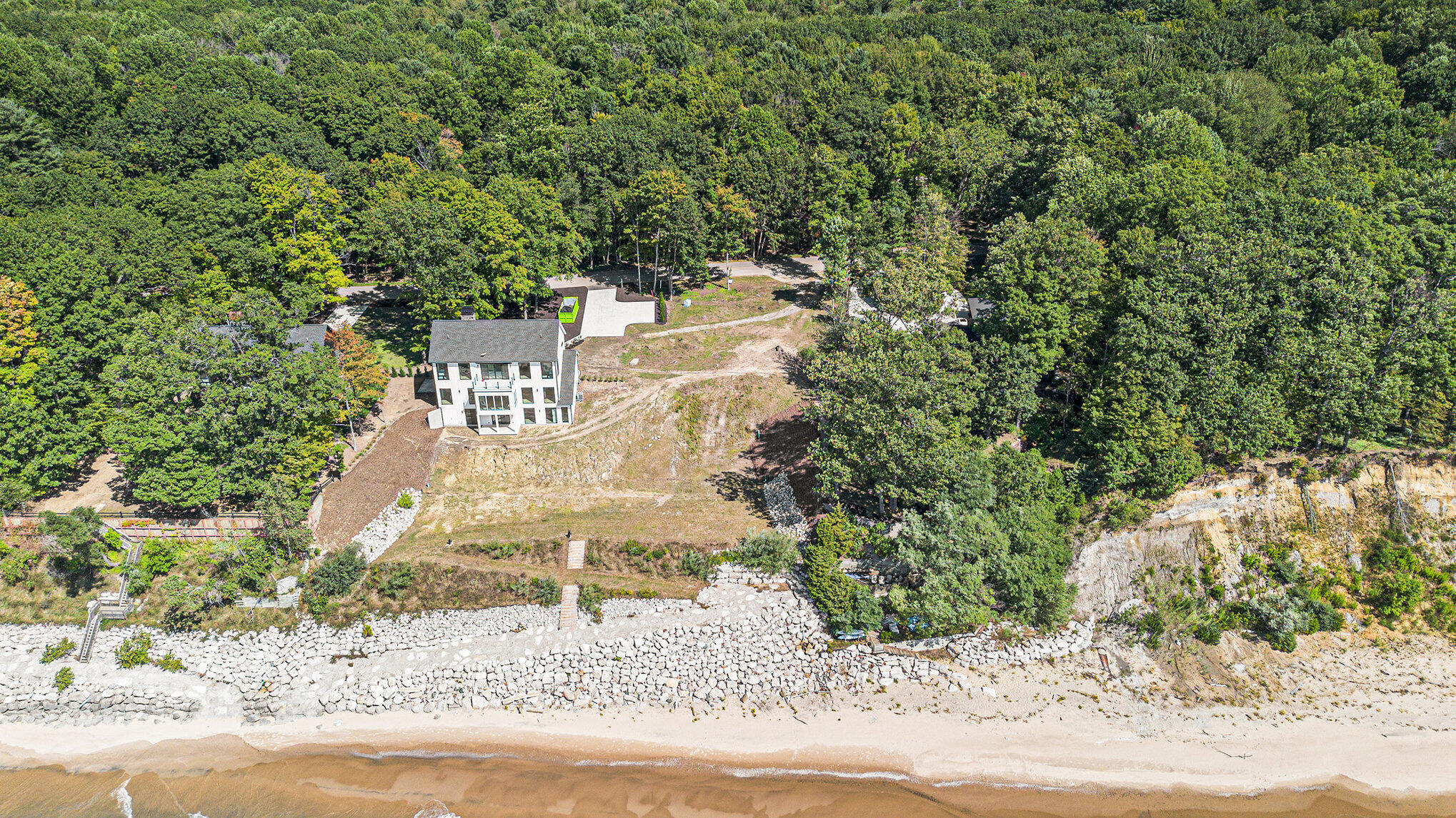 2572 Lakeshore Drive