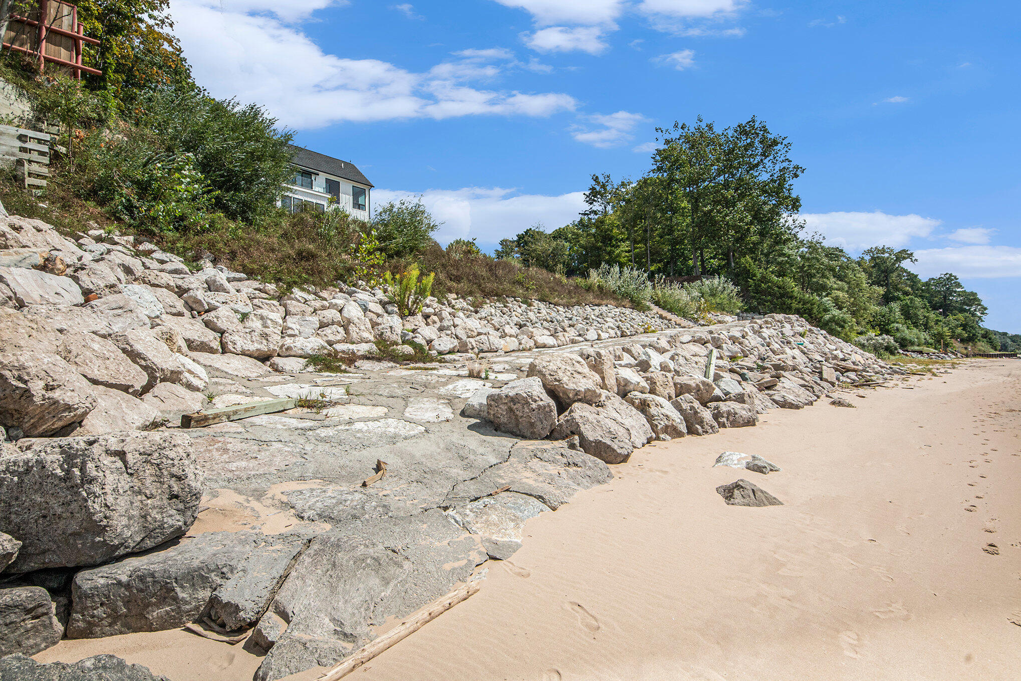 2572 Lakeshore Drive