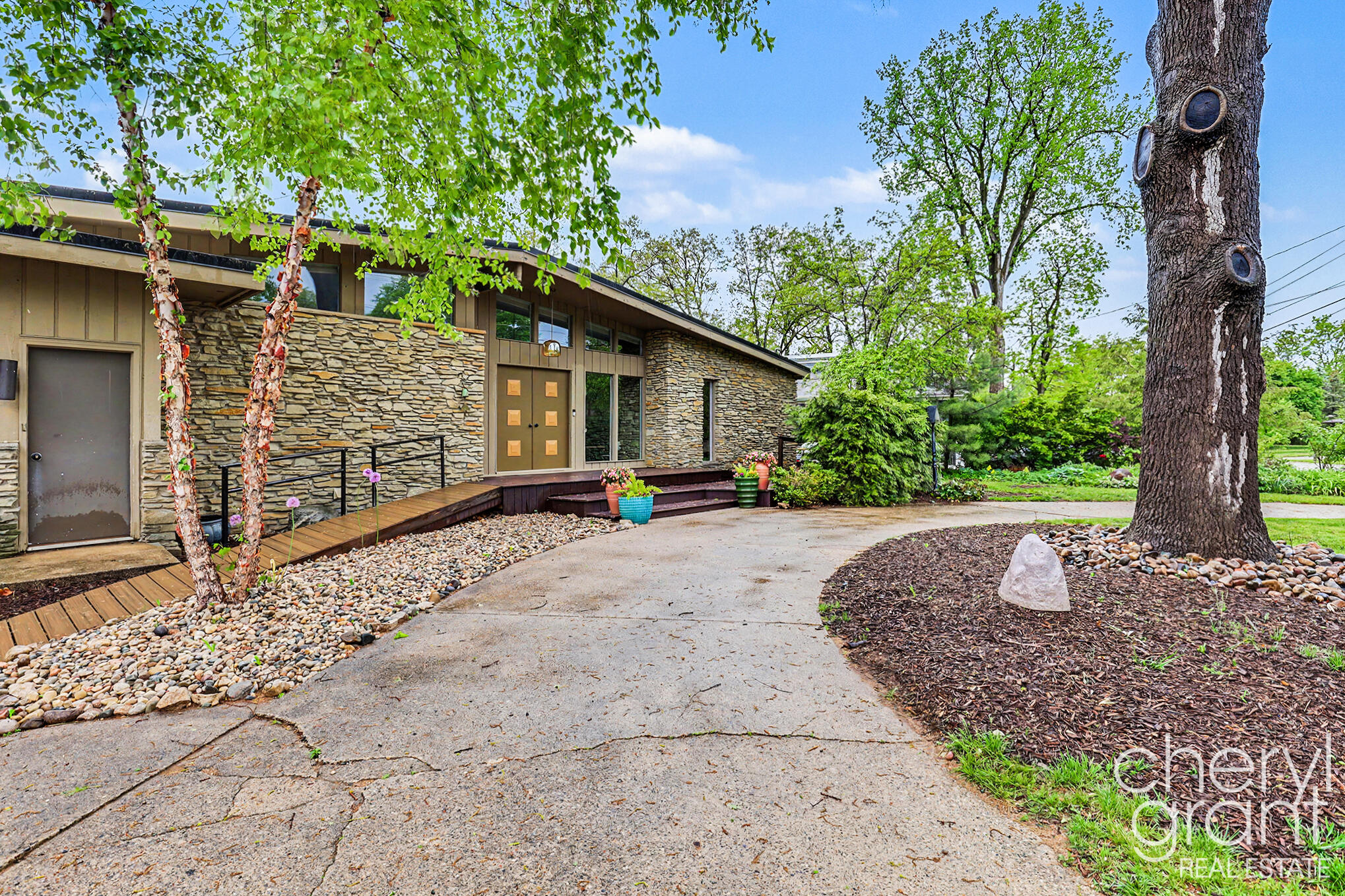 3255 Dorais Drive NE