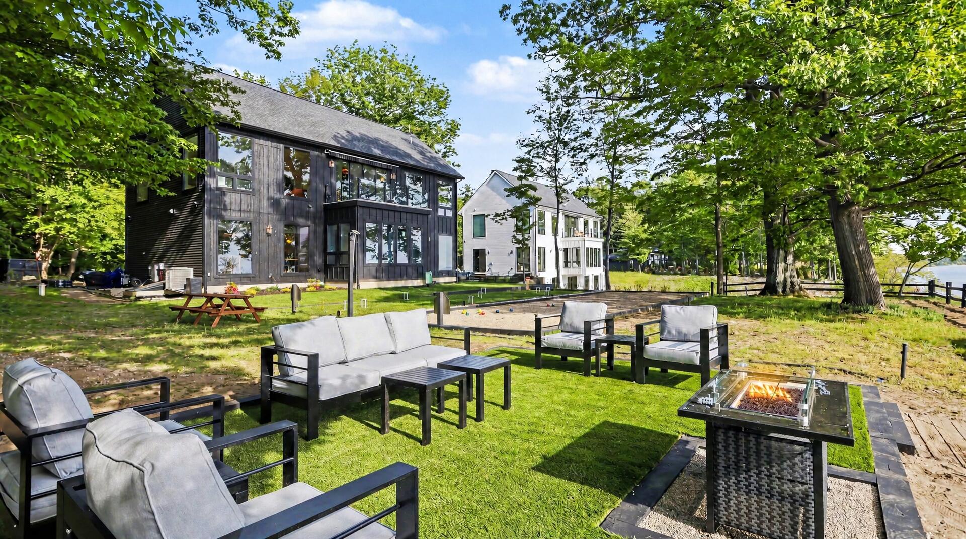 2578 Lakeshore Drive